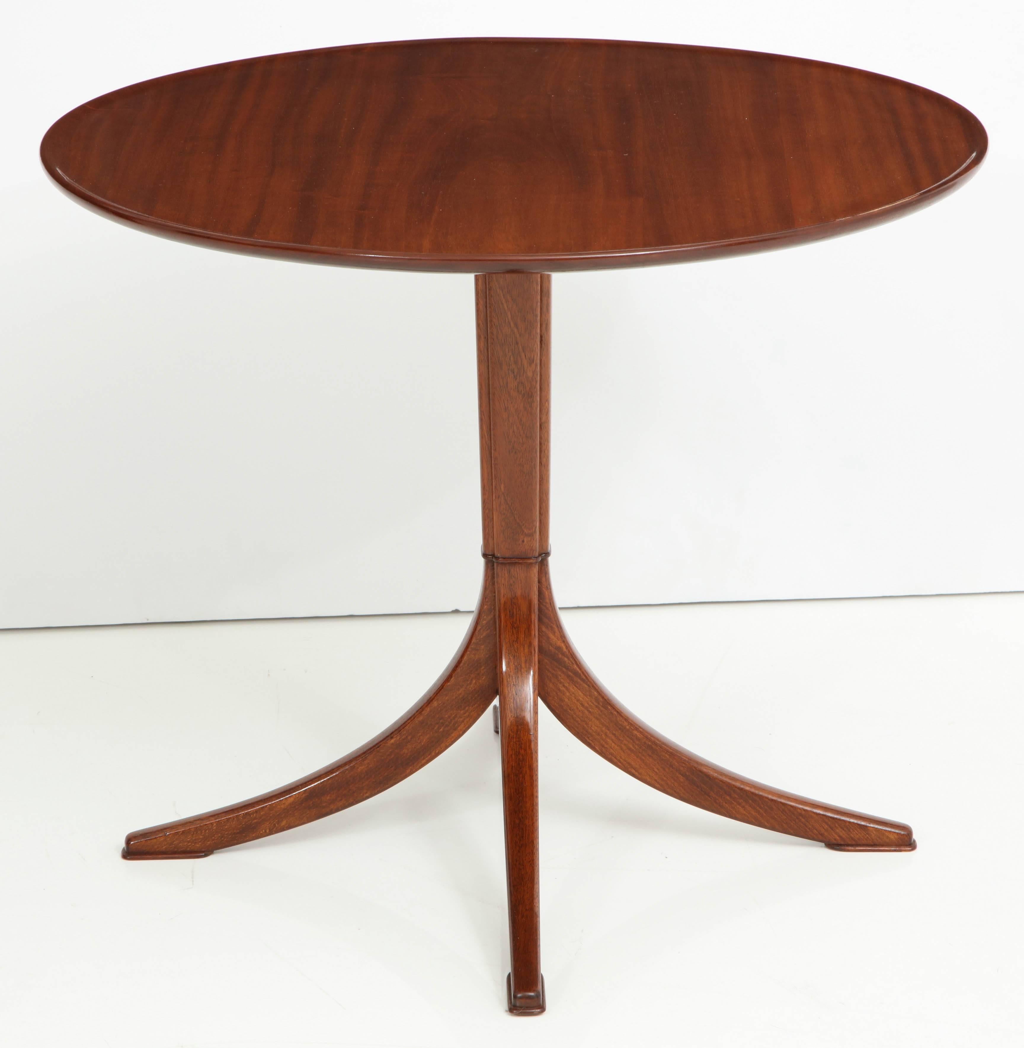 Scandinavian Modern Frits Henningsen rich mahogany side table, circa 1940s, with a circular edged top raised on a clustered stem with four downswept legs.