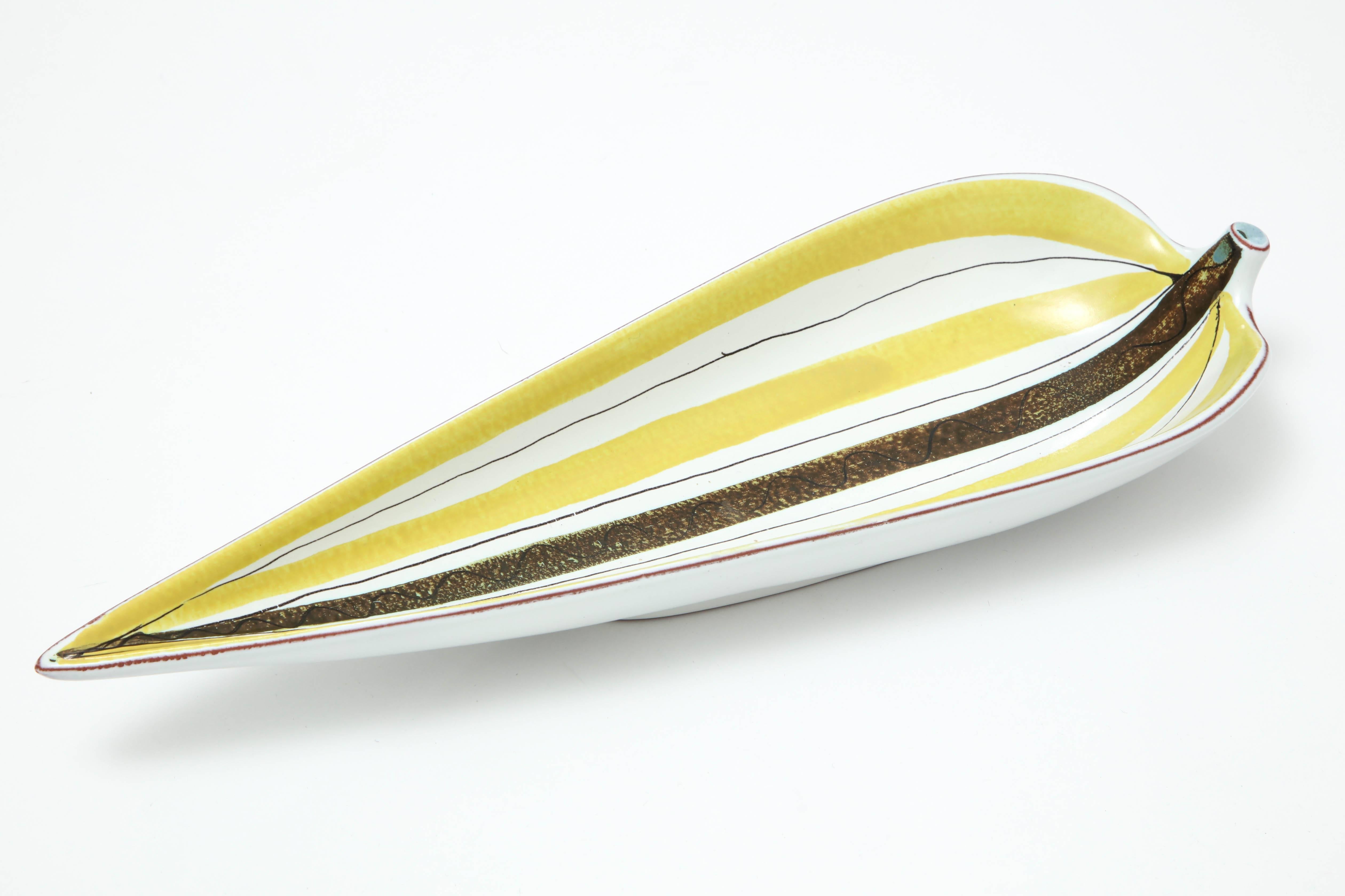 Dekorative Fayence-Schale von Stig Lindberg, Schweden, um 1950. Die Schale in Form eines Blattes wird von Gustavsbergs Fabrik hergestellt.
Als künstlerischer Tausendsassa war Stig Lindberg in den Bereichen Industriedesign, Textildesign, Malerei,