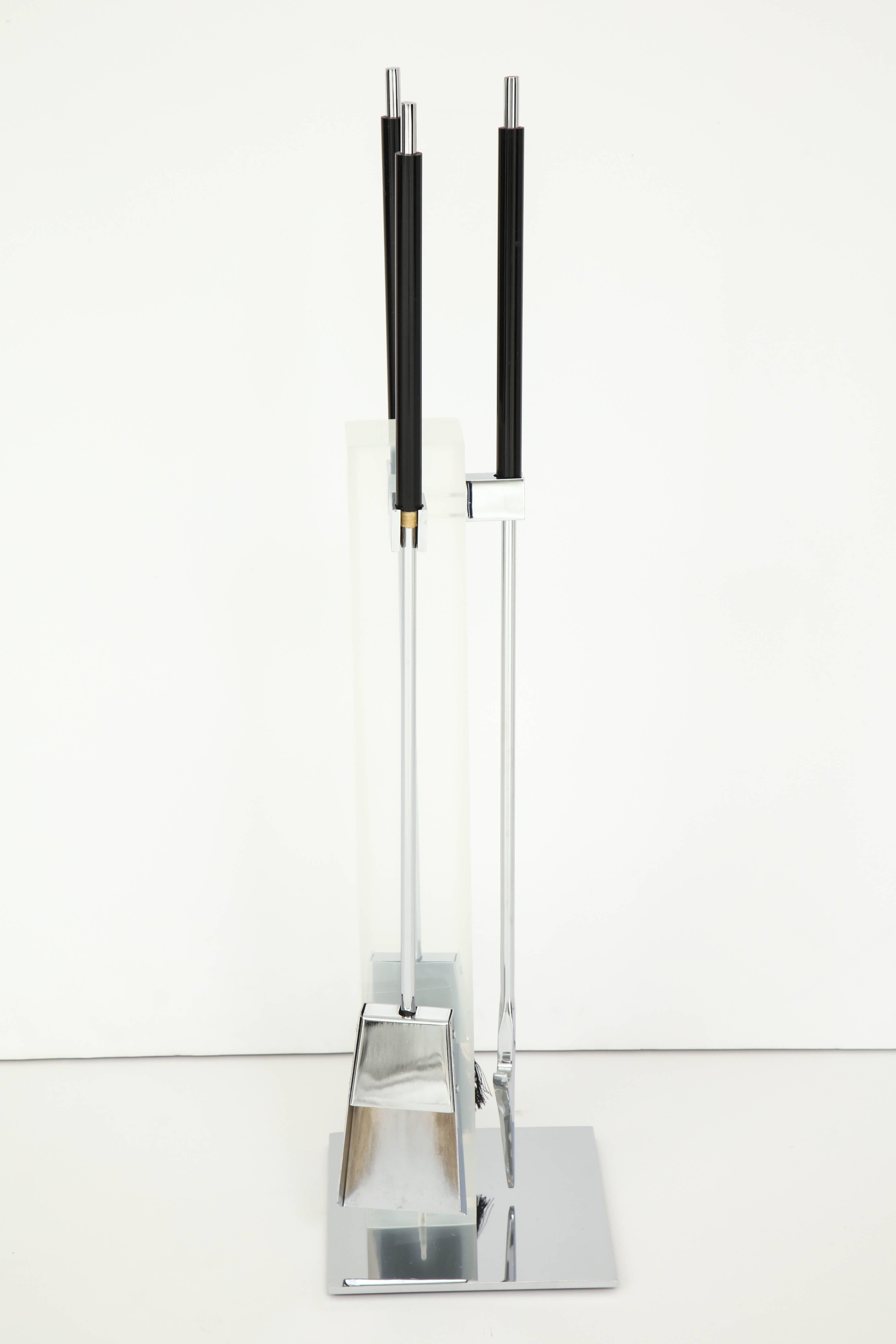 Milieu du XXe siècle Outils de cheminée du milieu du siècle dernier, Italie, Lucite et chrome poli, C 1960 en vente
