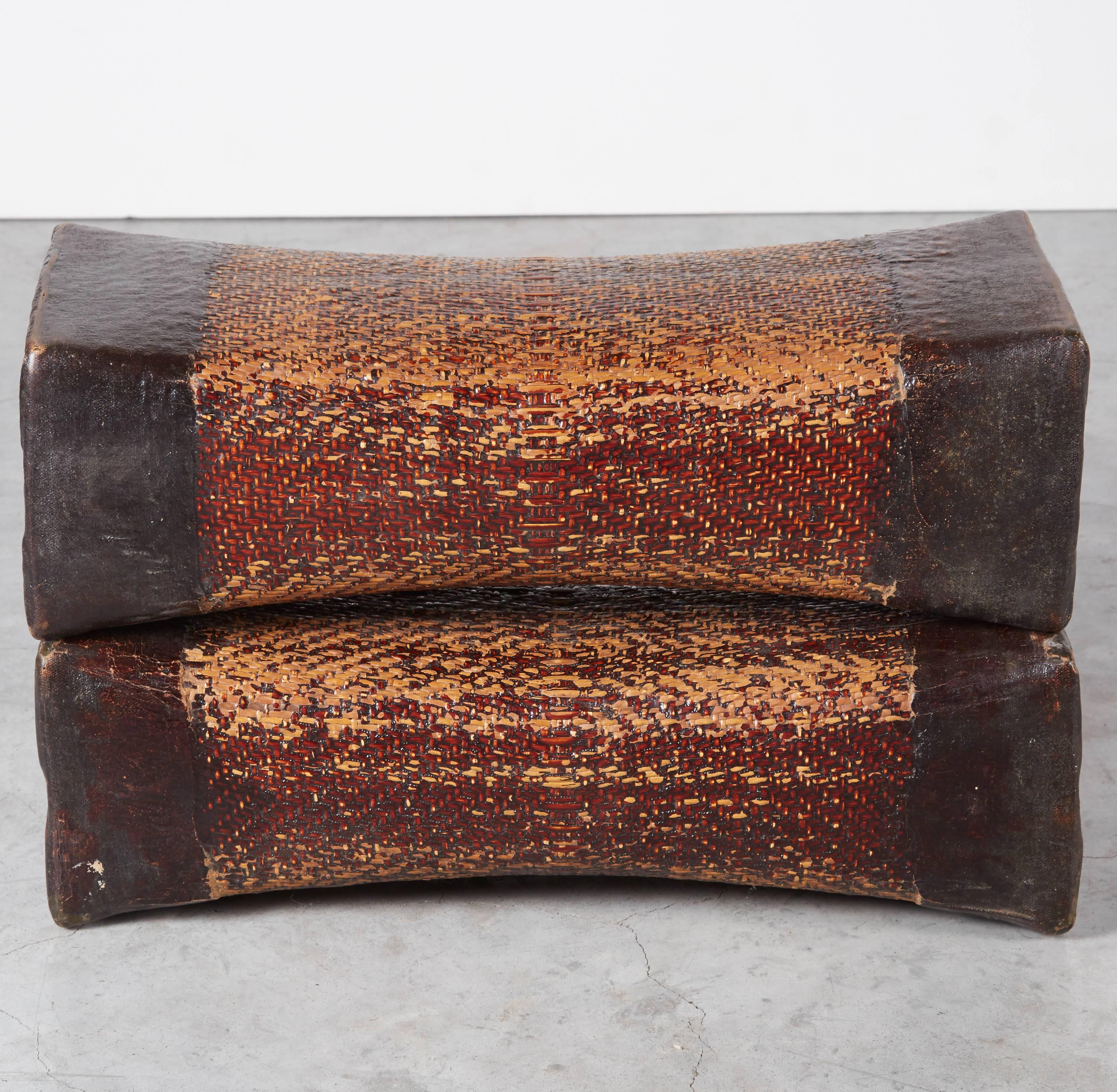 Grande paire de coussins chinois en saule tissé et laque du 19ème siècle en vente 1