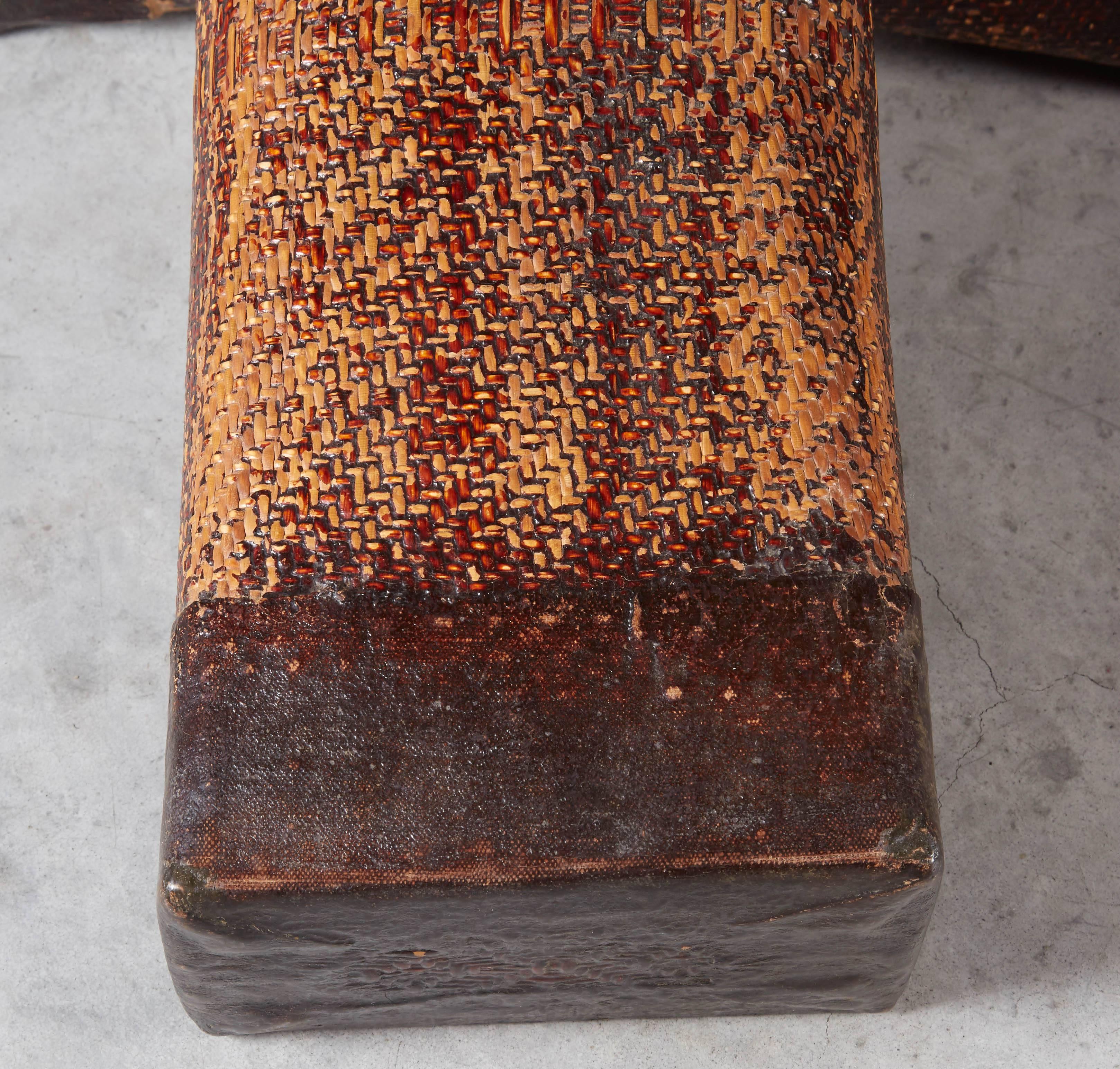 Grande paire de coussins chinois en saule tissé et laque du 19ème siècle en vente 2