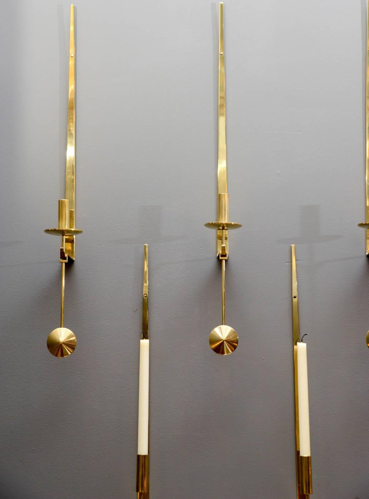 Elegantes apliques de pared de Pierre Forsell para Skultuna en la década de 1950. Todas estampadas por detrás, cinco de ellas tienen una taza para recibir la cera derretida.

Precio indicado por aplique