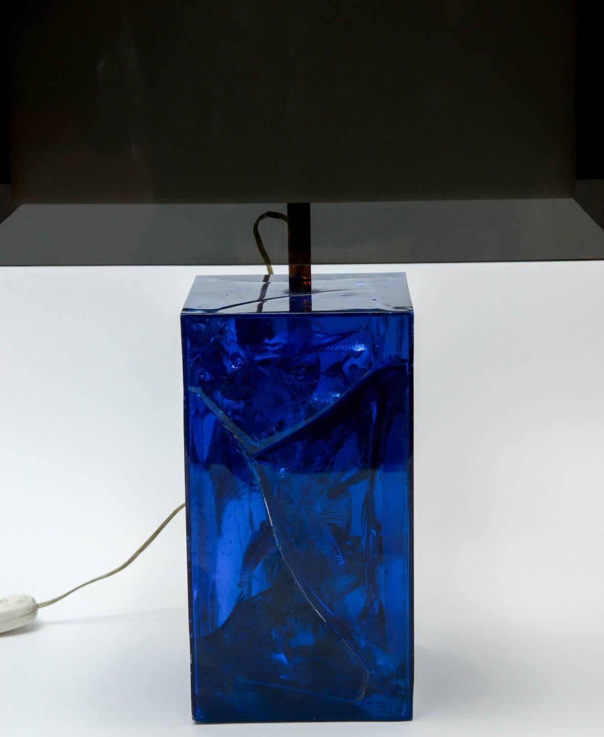 Beautiful table lamp by the French artist Marie Claude de Fouquieres, made of a blue fractal resin body and a double lampshade made of white and dark grey plexiglass to give a color harmony.
 