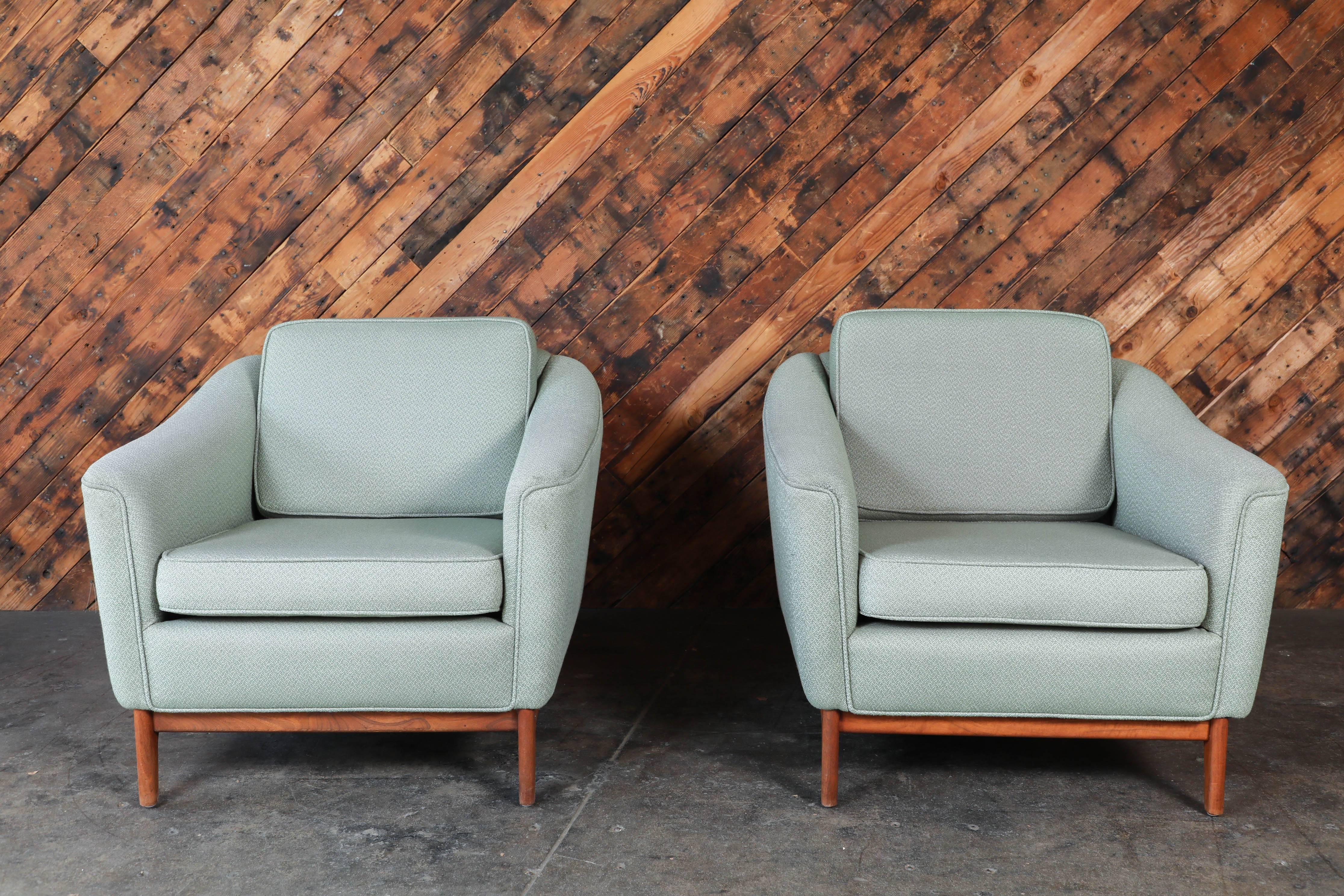 Mid-Century Modern Pair of Mid Century Floating Walnut Base Chairs by DUX, Made in Sweden