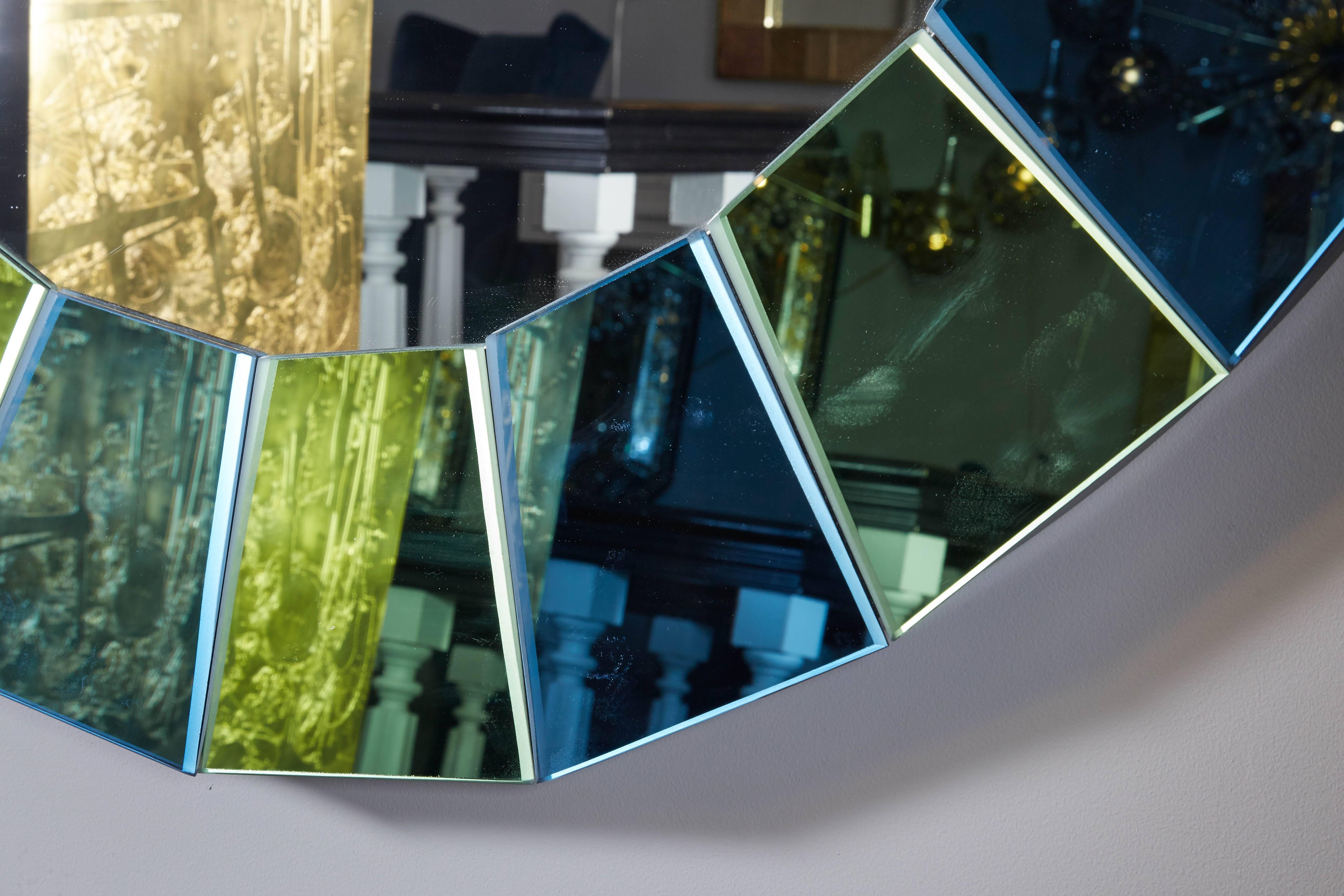 Ovaler Spiegel in Blau und Grün mit getönter Spiegeleinfassung (Glas) im Angebot