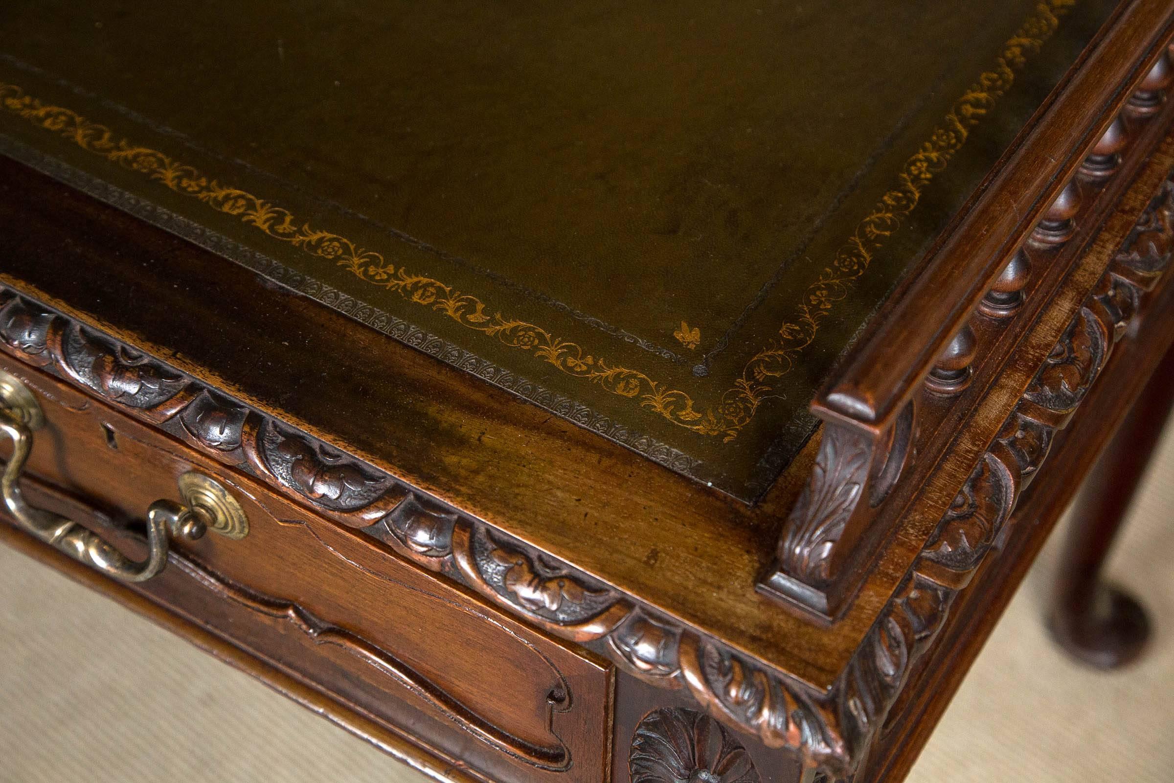 Early 20th Century English Mahogany Leather Top Table In Excellent Condition For Sale In Stamford, CT
