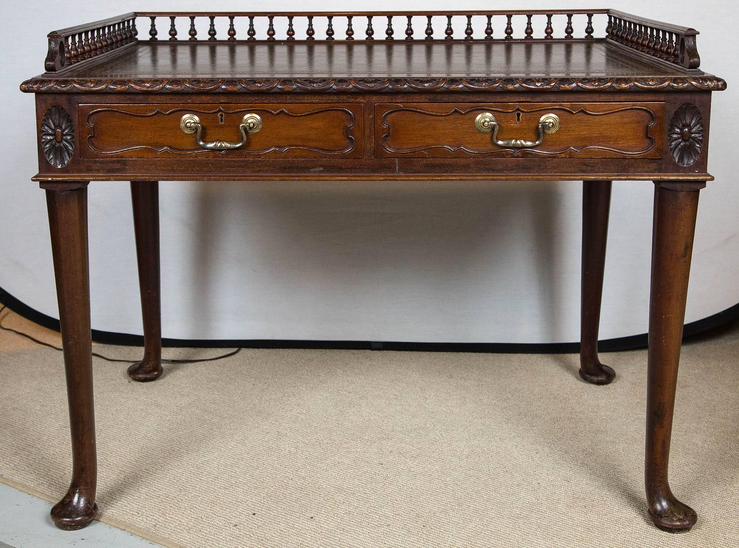 Early 20th Century English Mahogany Leather Top Table For Sale 2