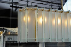 Langer Kronleuchter aus Messing und mattiertem Glas mit Gliederleuchtern, Kreation