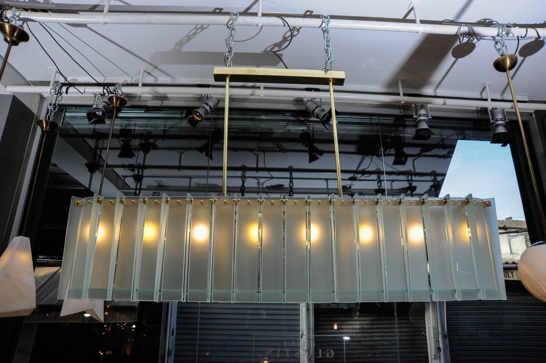 Araña larga de latón y cristal esmerilado Glustin Luminaires Creation en Excelente estado para la venta en Saint-Ouen, IDF