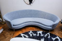 Gebogenes Canape mit Bouclette-Stoff. Pierre Frey