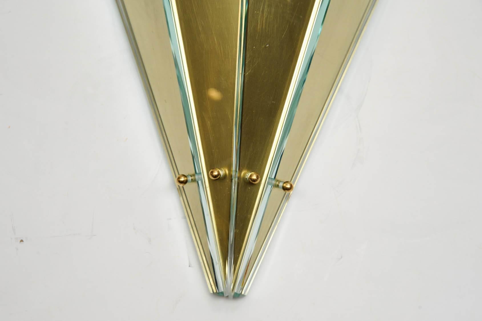 Paar Wandleuchter aus Metall und Glas.