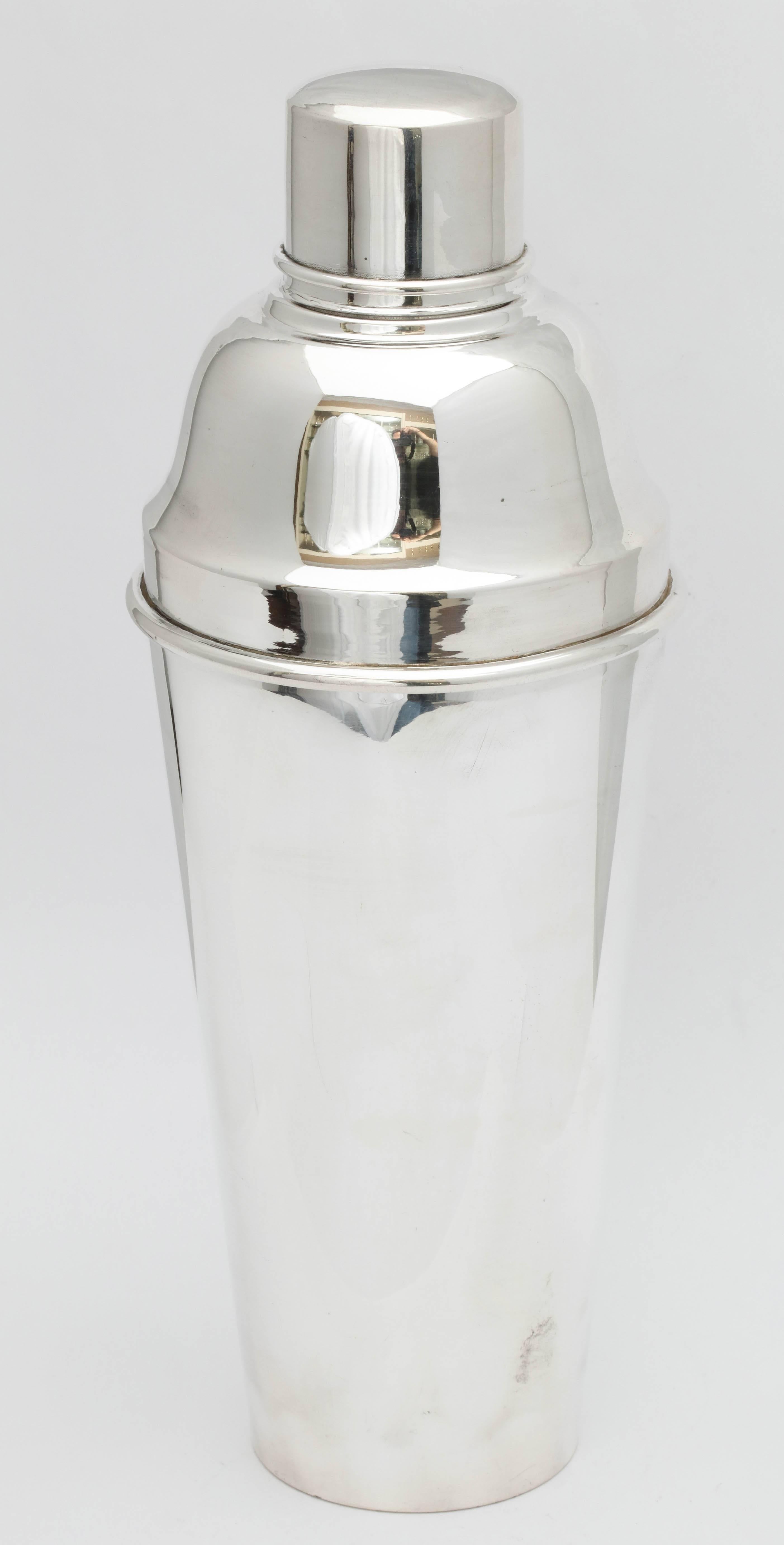 Mid-Century Modern Sterling Silver '.950' Cocktail Shaker In Excellent Condition In New York, NY
