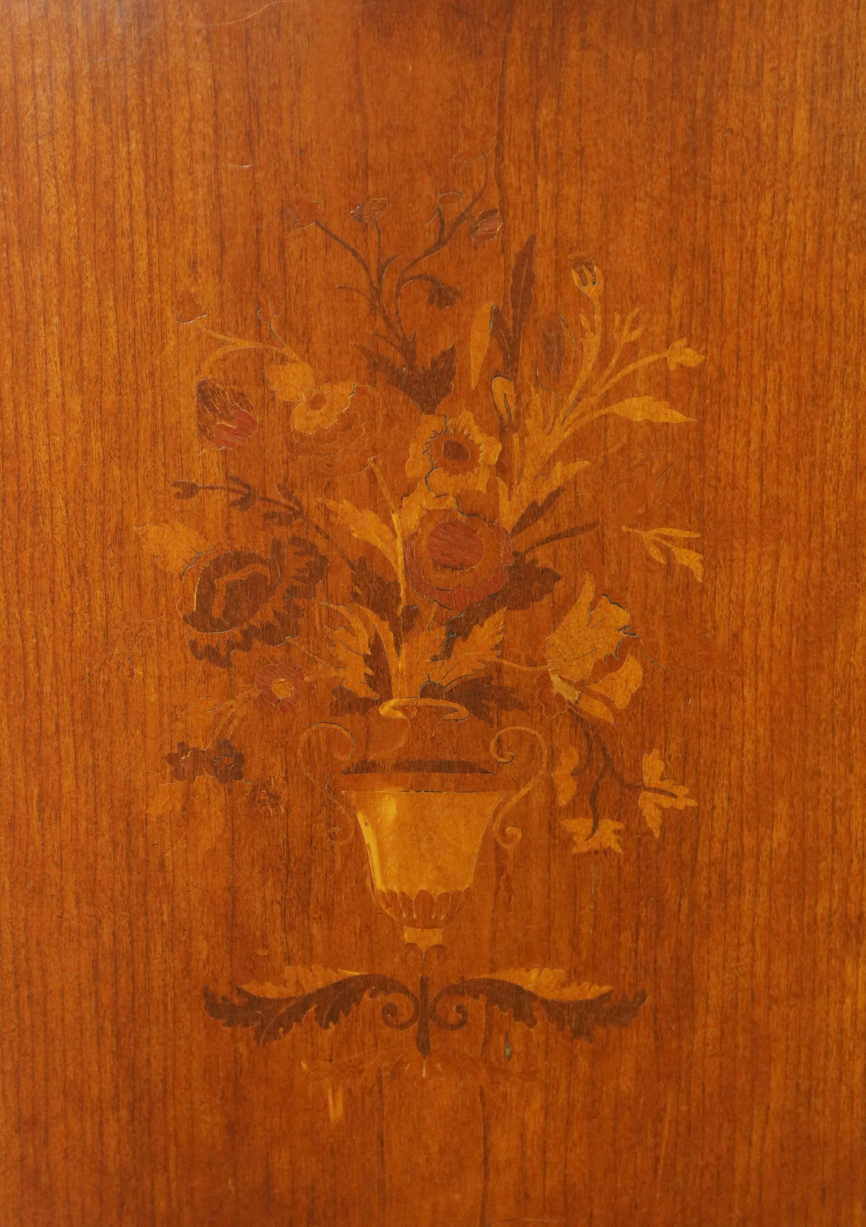 Ein hervorragendes Paar von  Englische Anrichten mit Intarsien aus dem 19. Jahrhundert  (Holz) im Angebot