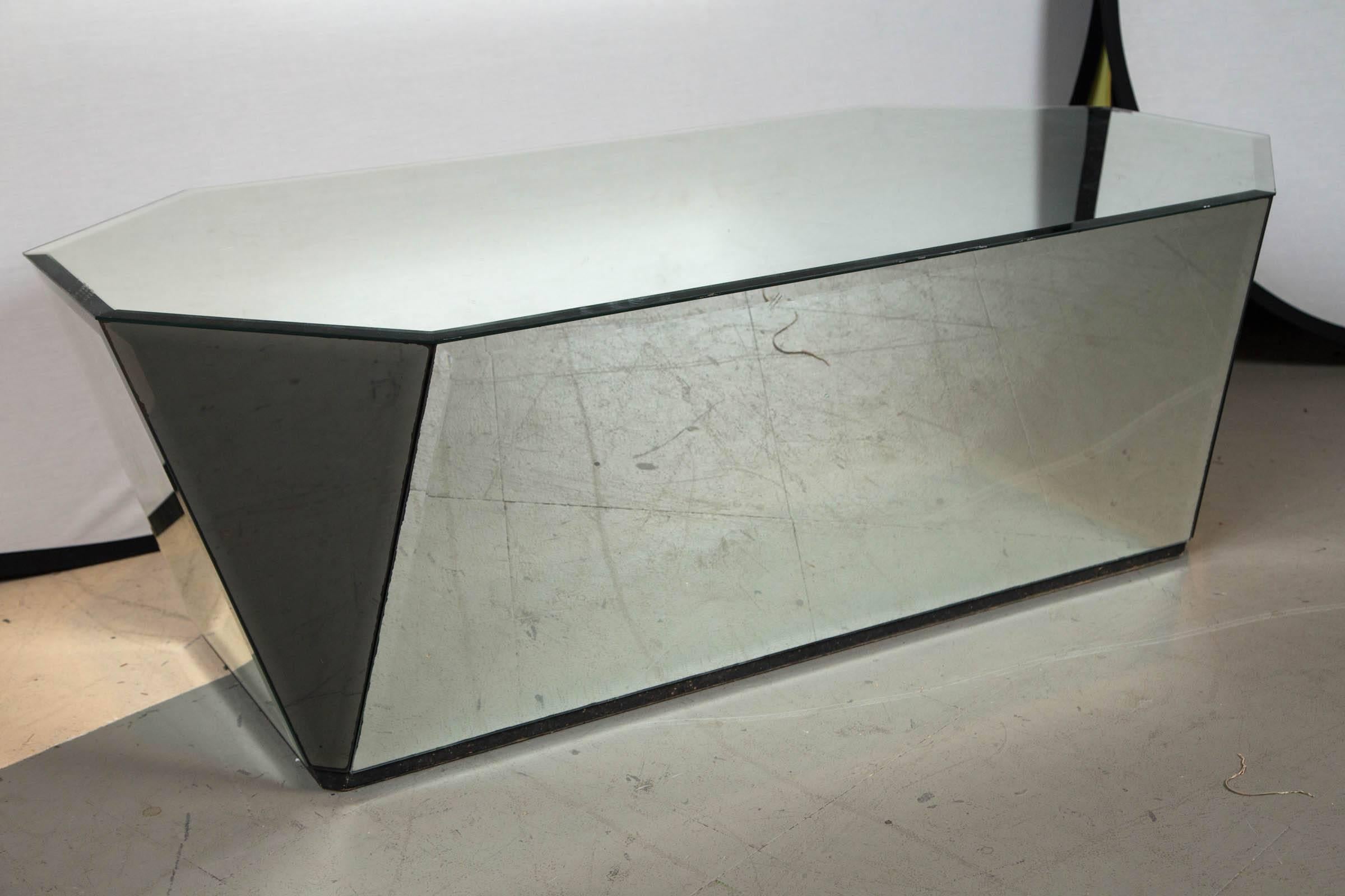 Geometric Dimensional Mirrored Cocktail Table In Excellent Condition For Sale In Stamford, CT