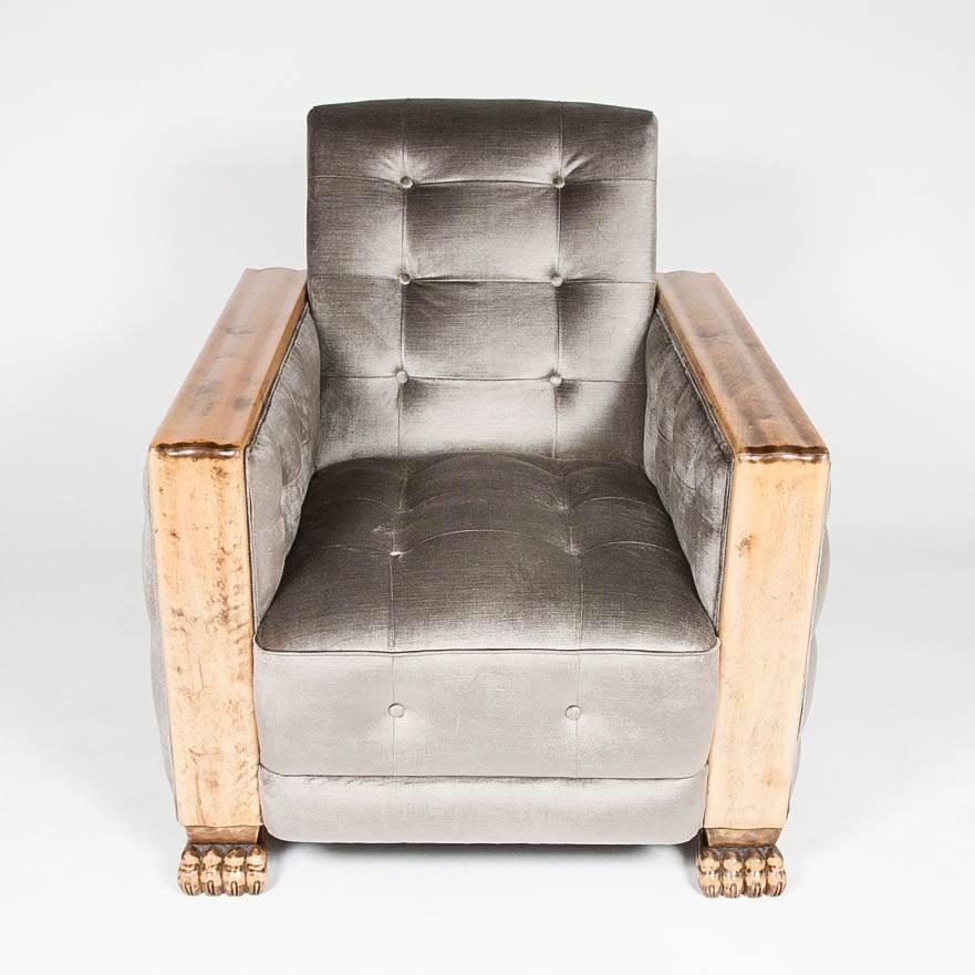 Ein Paar Art-Deco-Sessel aus gebeizter Birke, mit kannelierten Armlehnen und Tatzenfüßen, gepolstert mit geknöpftem Baumwollsamt.