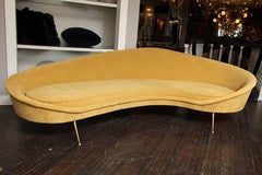 Gelber Samt Italienisches geschwungenes Sofa mit Messingfüßen