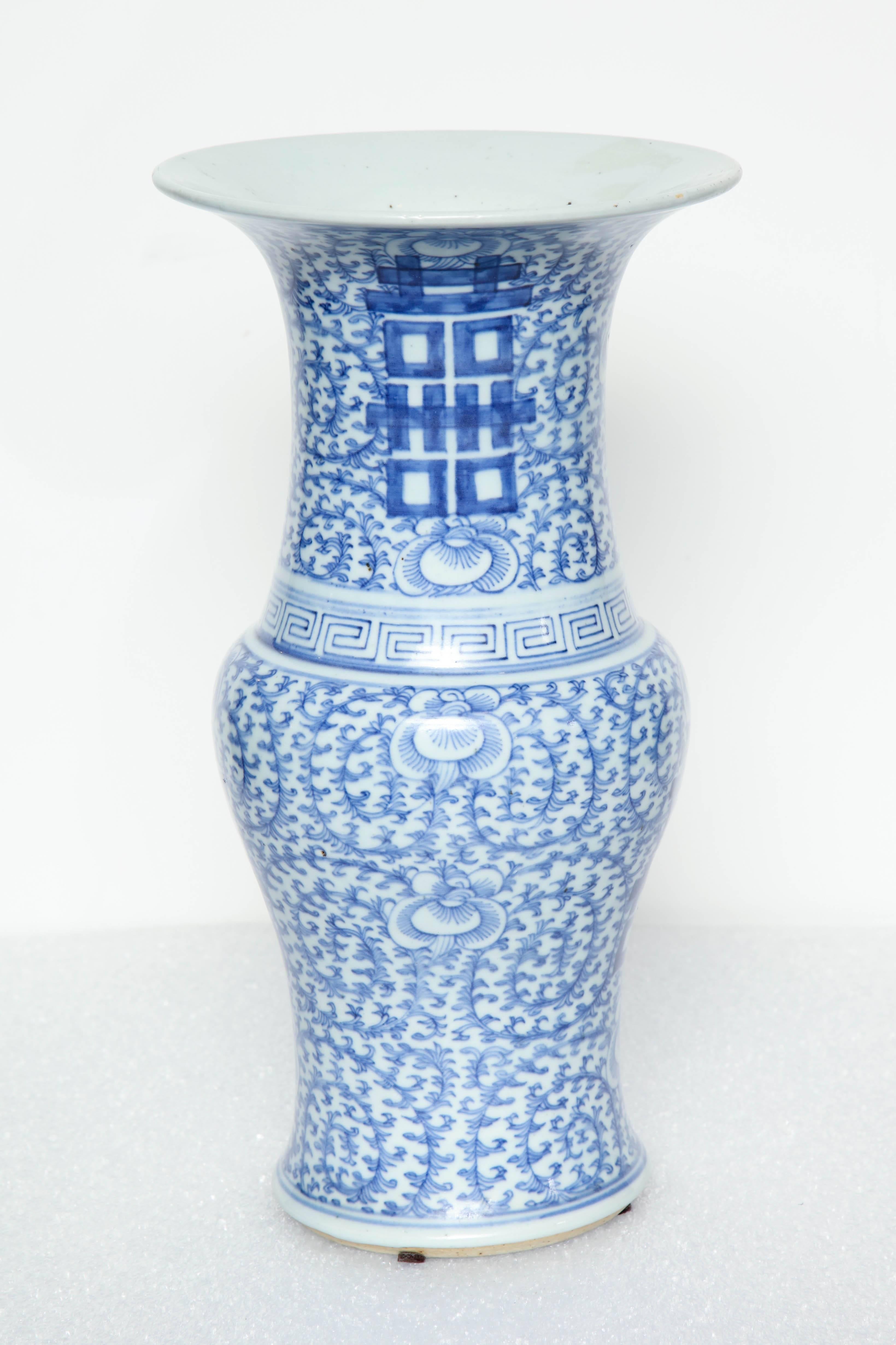20th Century Chinese Blue and White Vase with Double Happiness Symbol For Sale 1