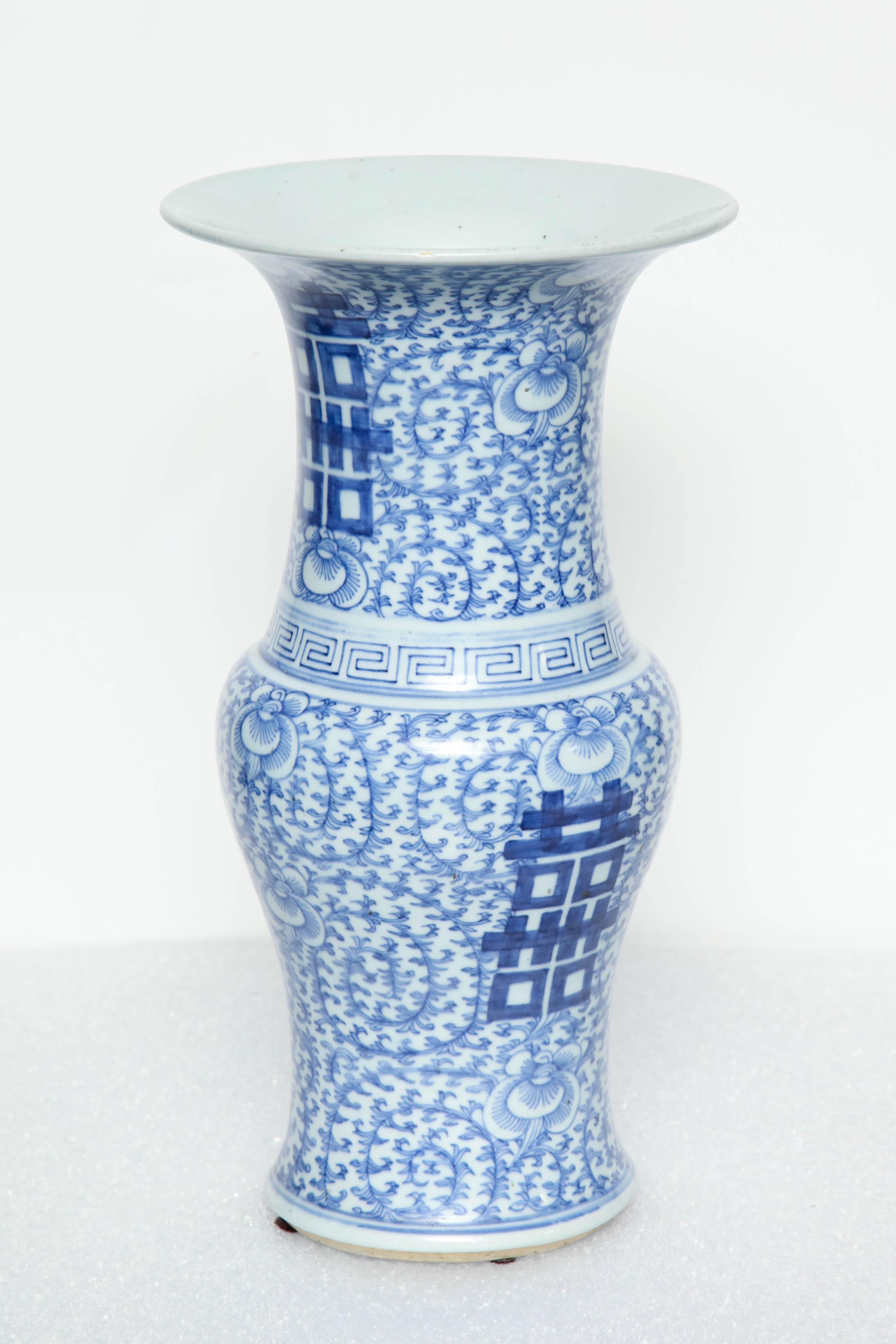 20th Century Chinese Blue and White Vase with Double Happiness Symbol For Sale 2