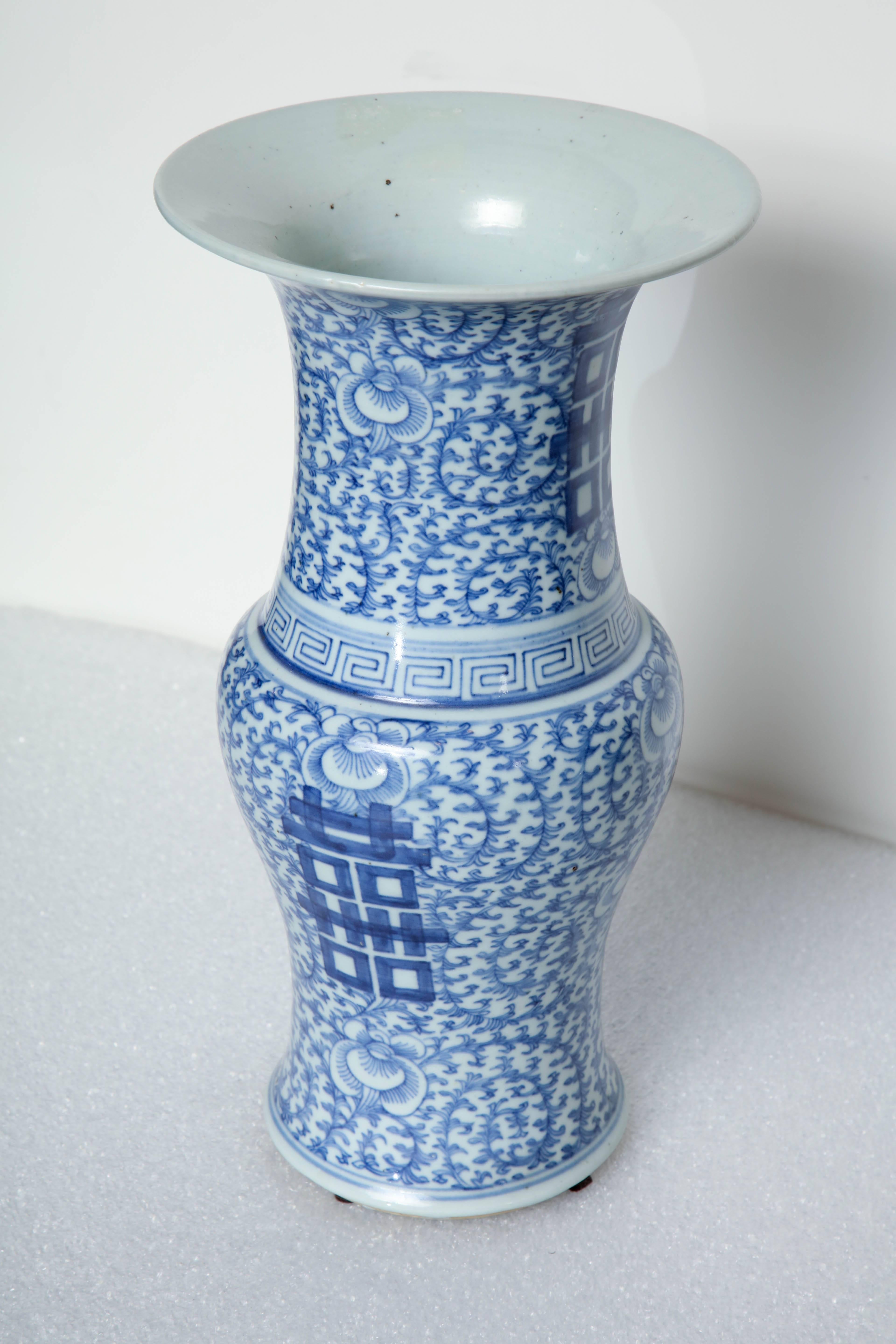 20th Century Chinese Blue and White Vase with Double Happiness Symbol For Sale 5
