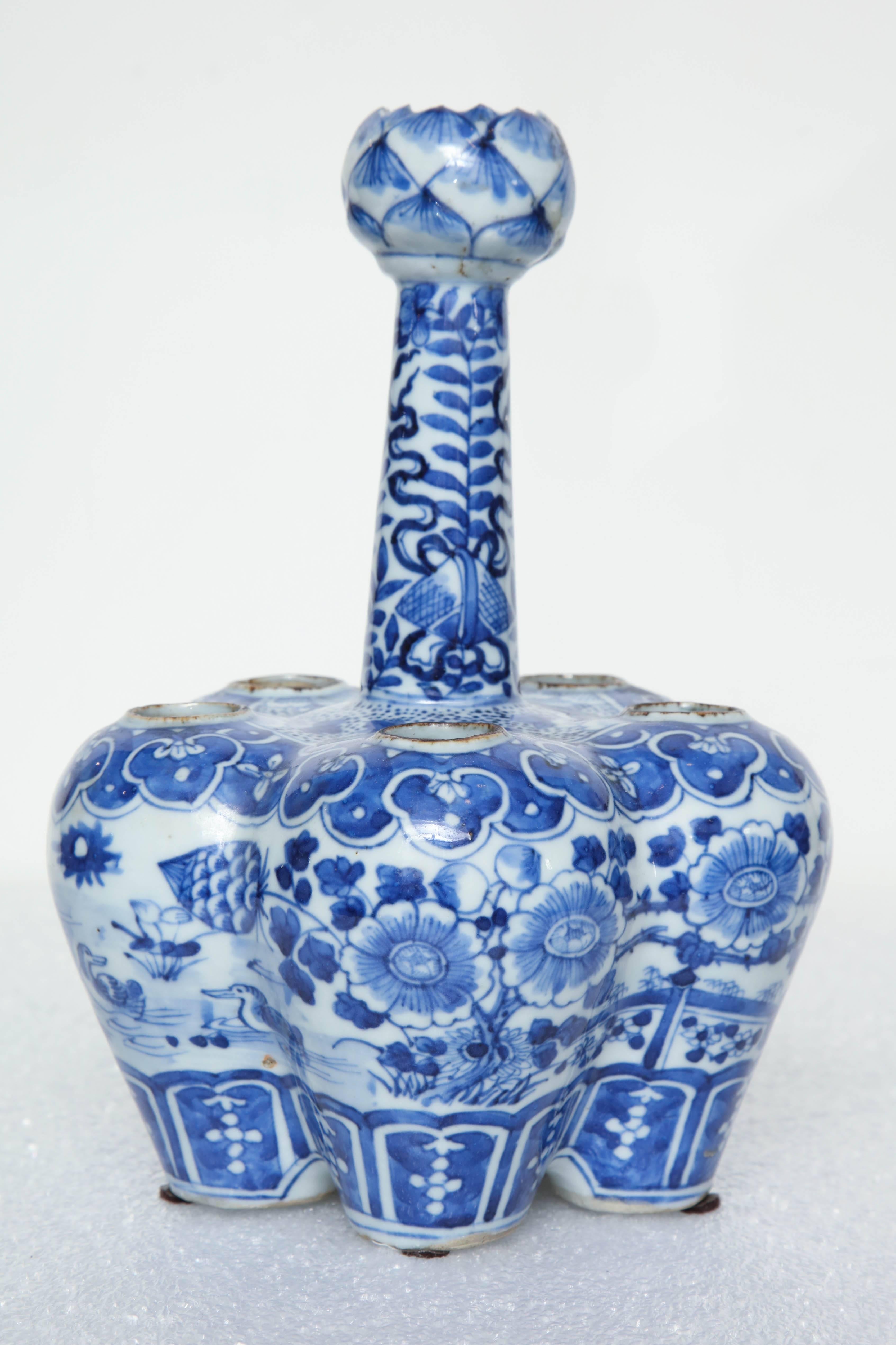 19th Century, Chinese Blue and White Crocus Pot In Good Condition For Sale In New York, NY