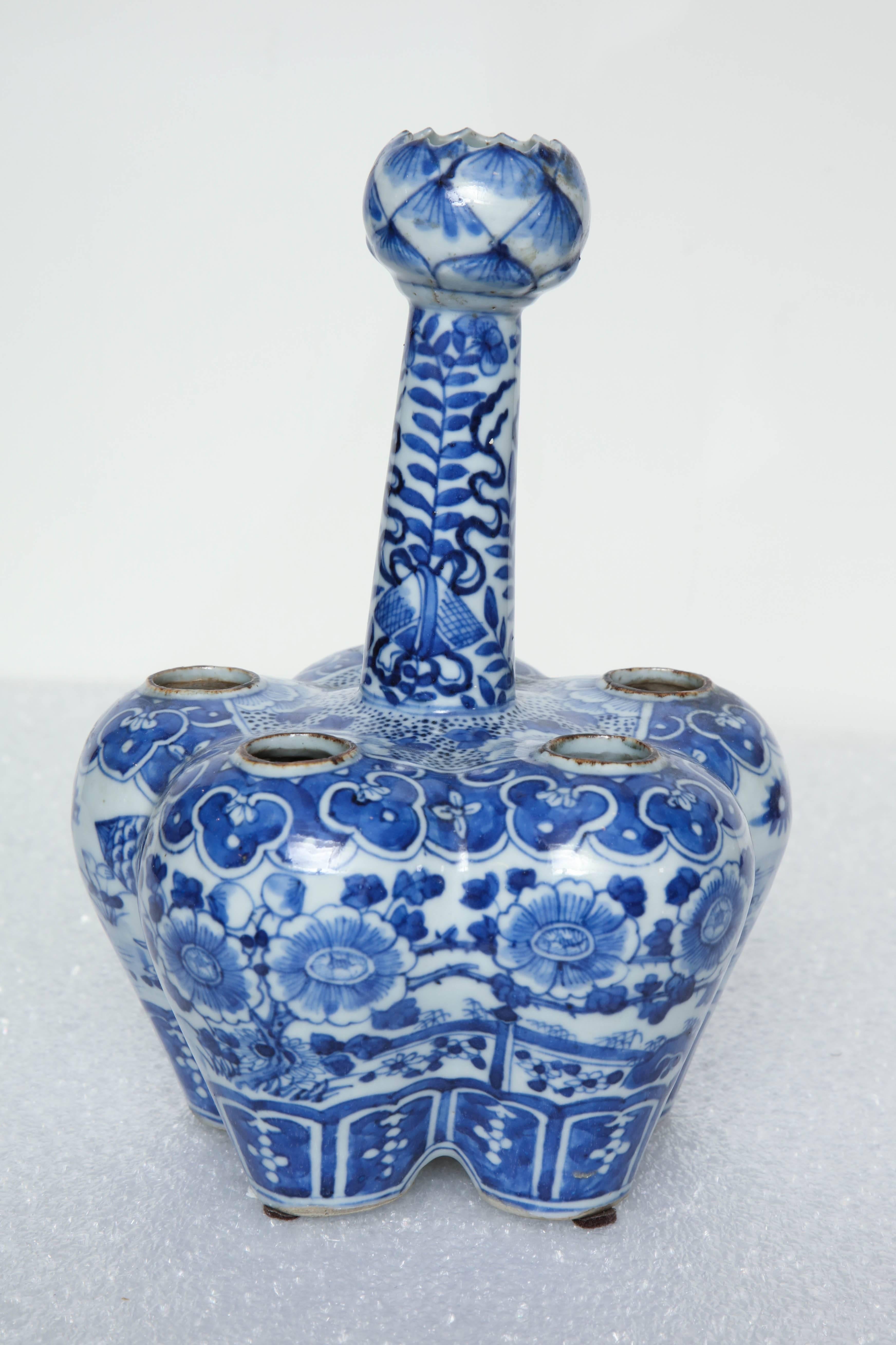 19th Century, Chinese Blue and White Crocus Pot For Sale 1