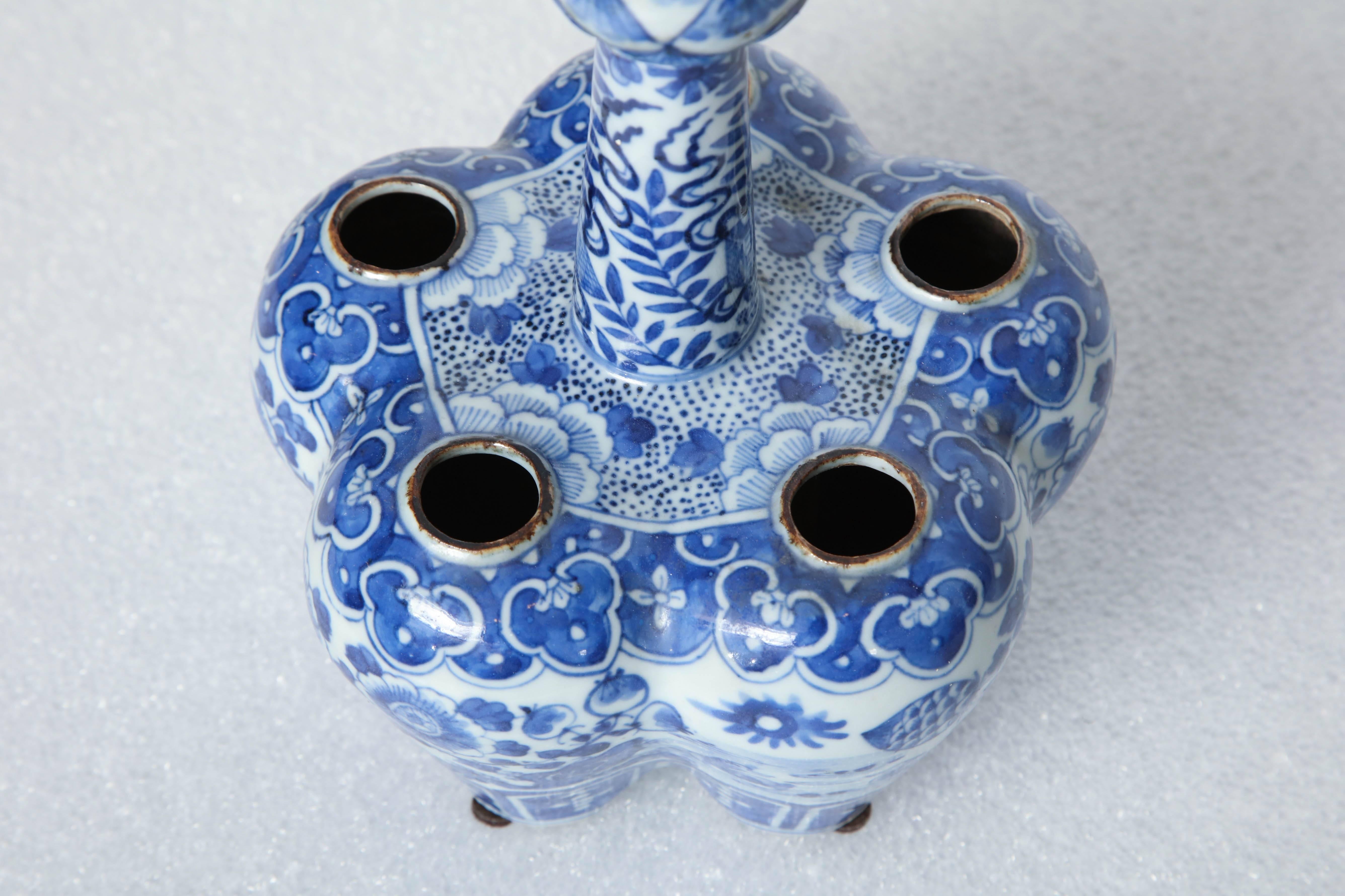 19th Century, Chinese Blue and White Crocus Pot For Sale 3