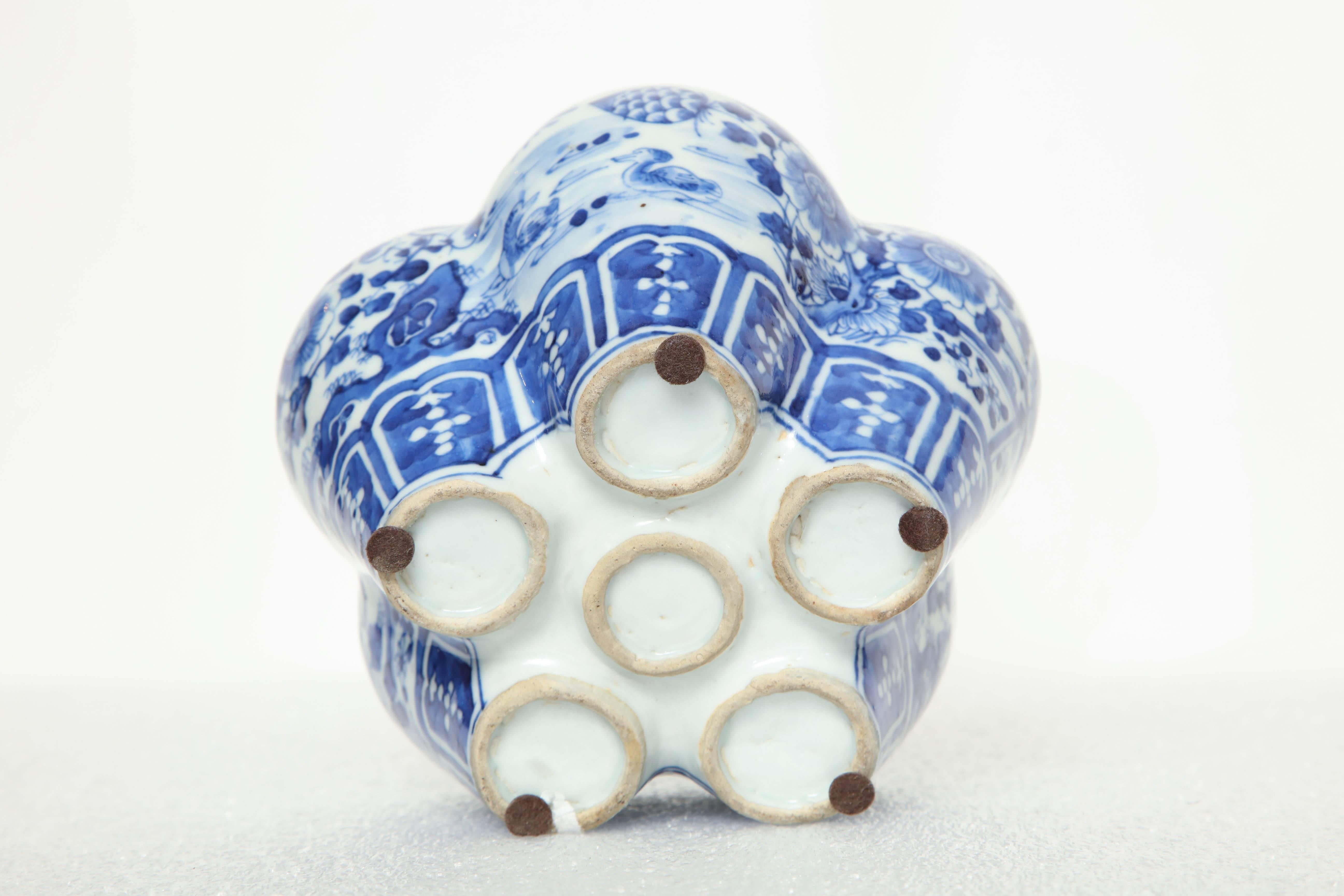 19th Century, Chinese Blue and White Crocus Pot For Sale 4
