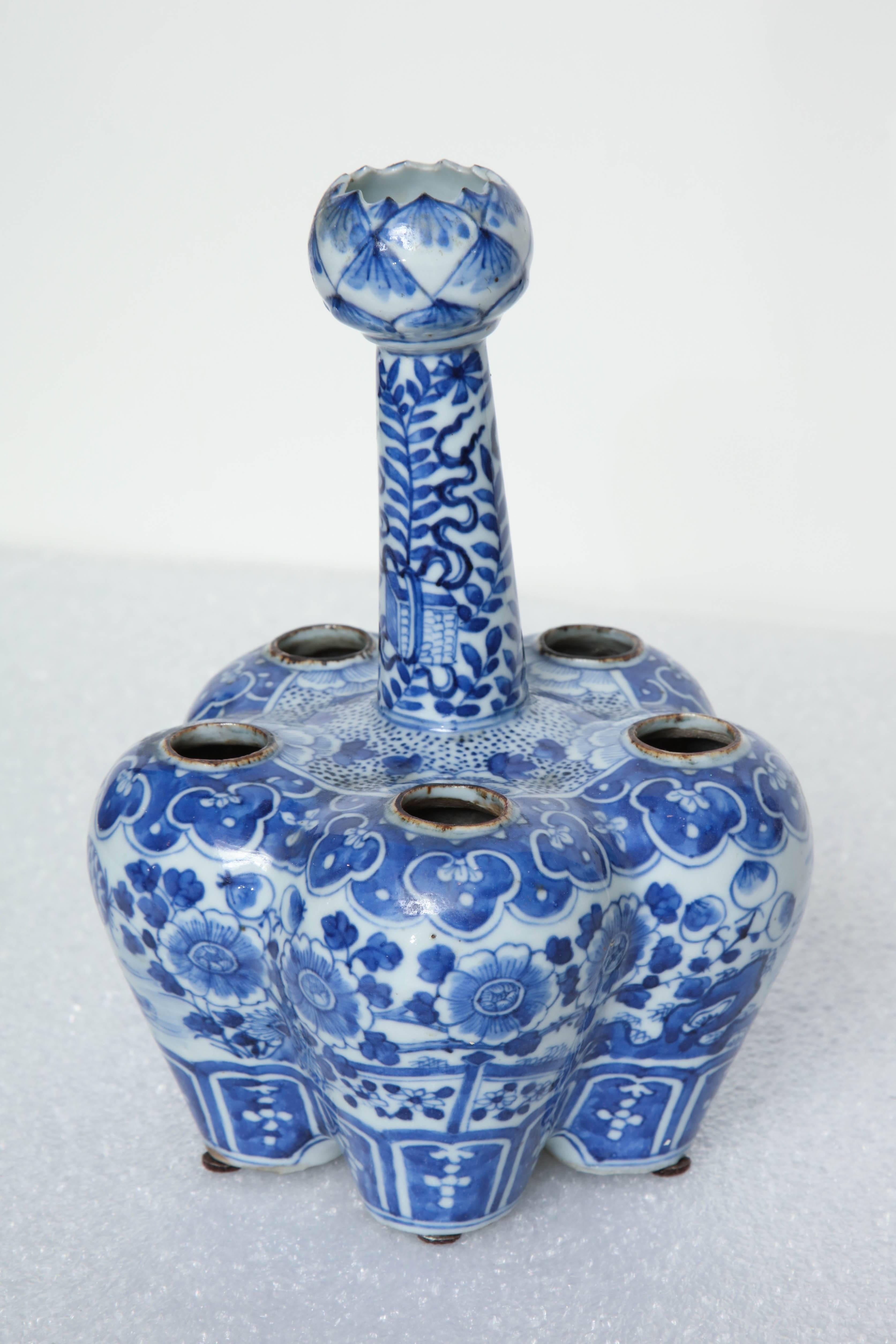 19th Century, Chinese Blue and White Crocus Pot For Sale 5