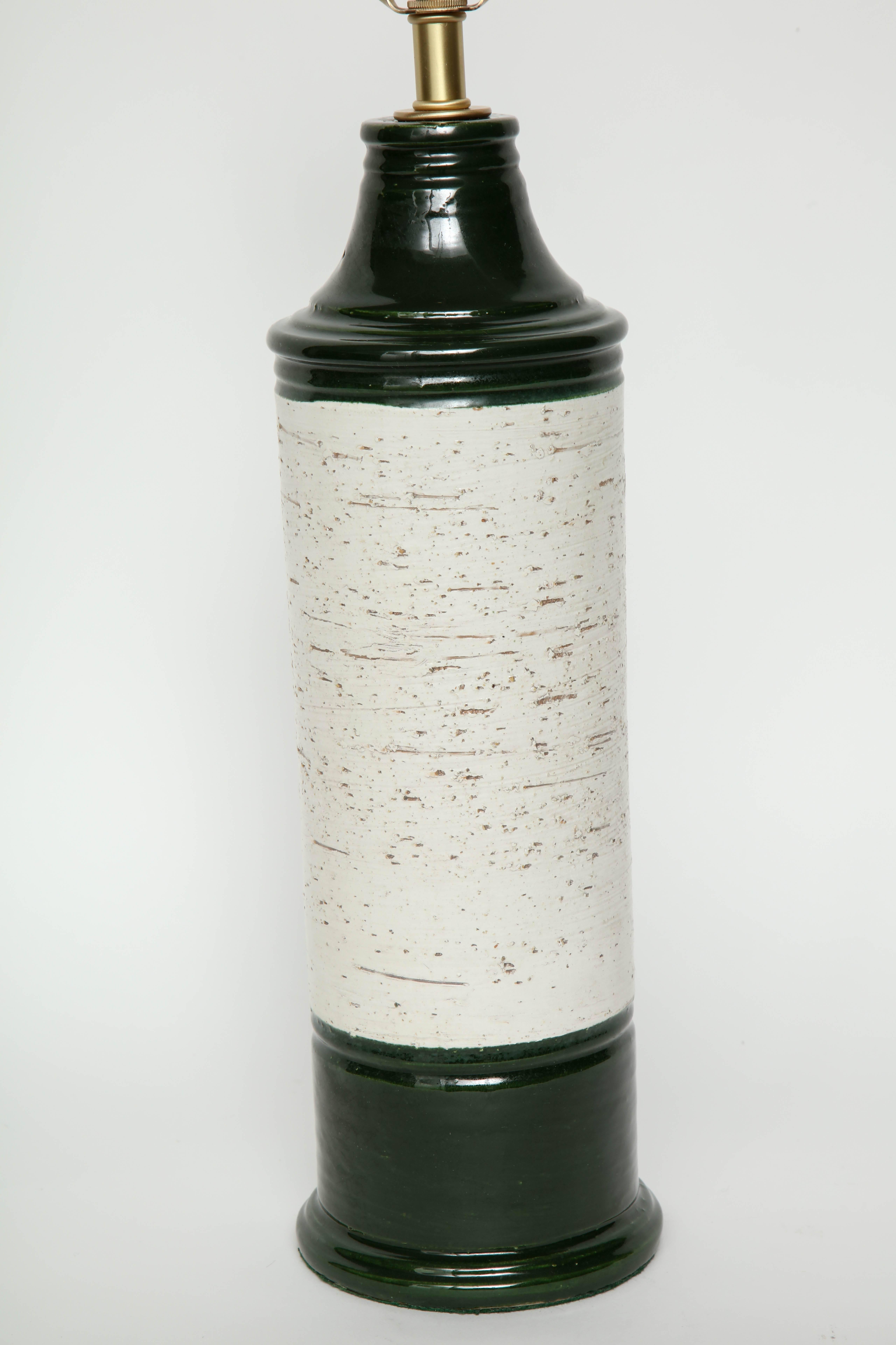Paire de lampes en céramique de style scandinave moderne avec des bandes émaillées vert forêt et une application de glaçure en forme de bouleau. Recâblé pour une utilisation aux États-Unis avec des ferrures en laiton. Utilise des ampoules de 100W