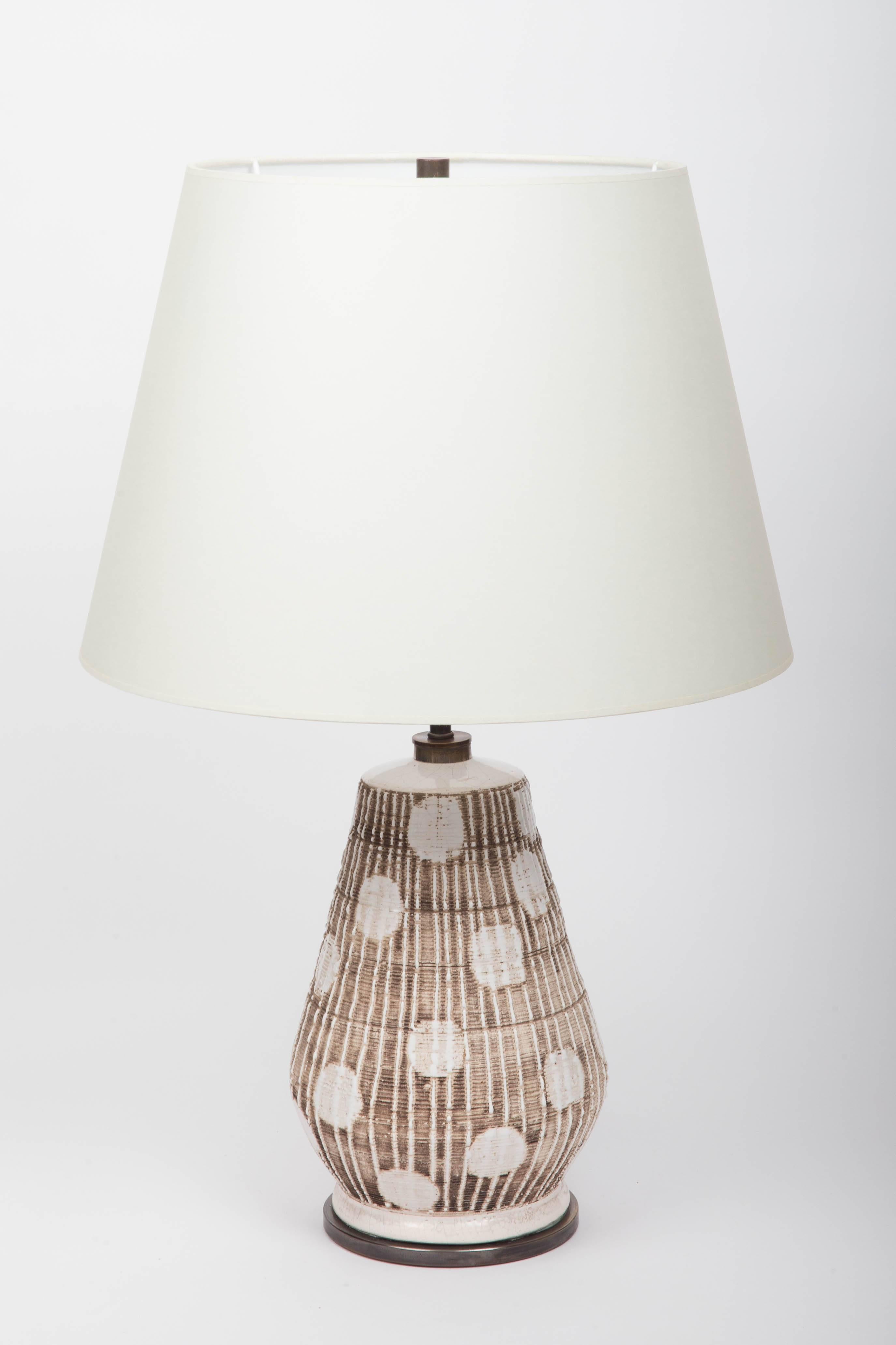Ceramic table lamp in brown and white with graphic dots, 
France 20th century.

Shade not included
Newly rewired with black twisted silk cord and bronze finish on fittings.