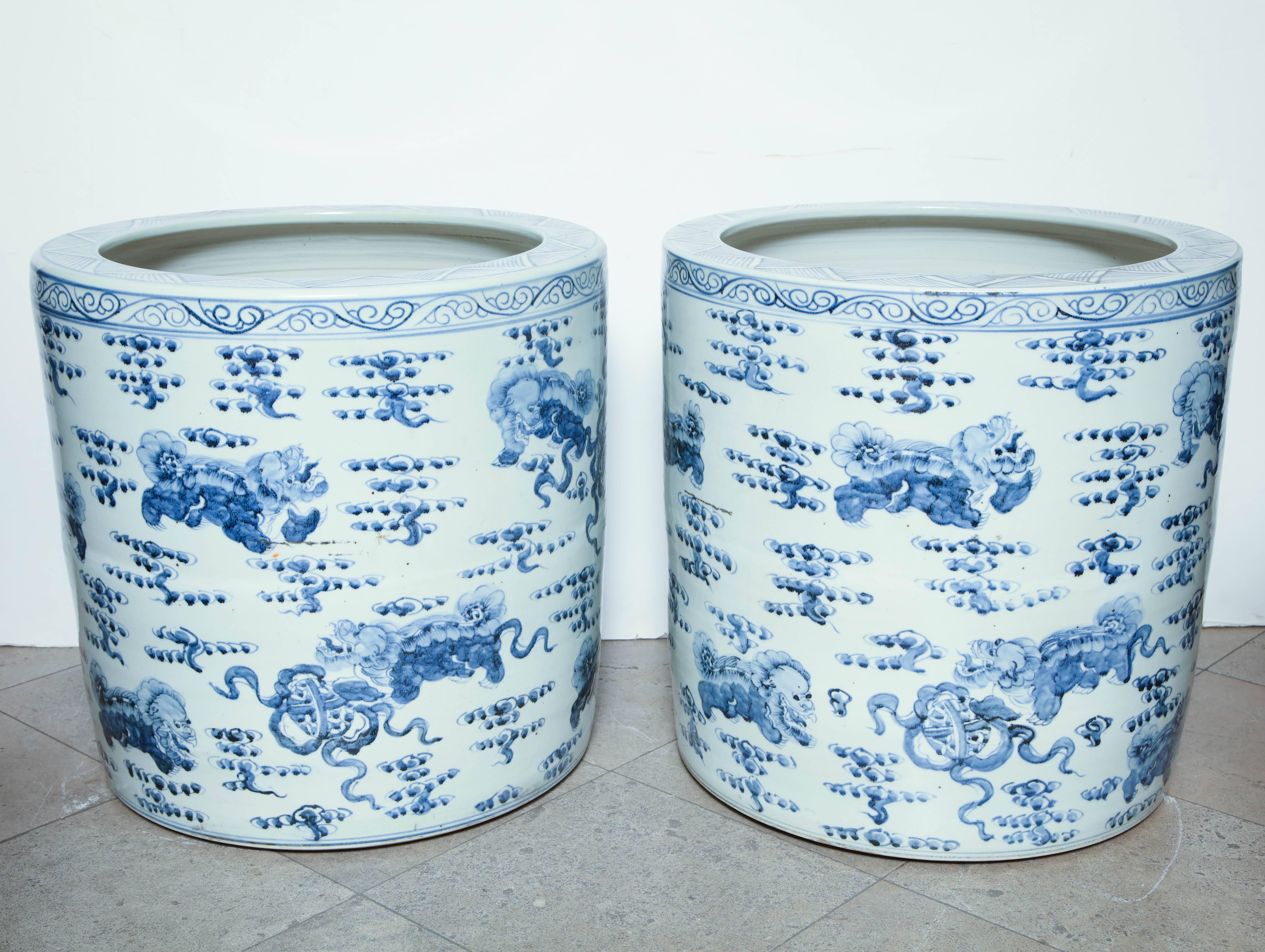 Pair of Chinese Export Porcelain Fish Bowls 5