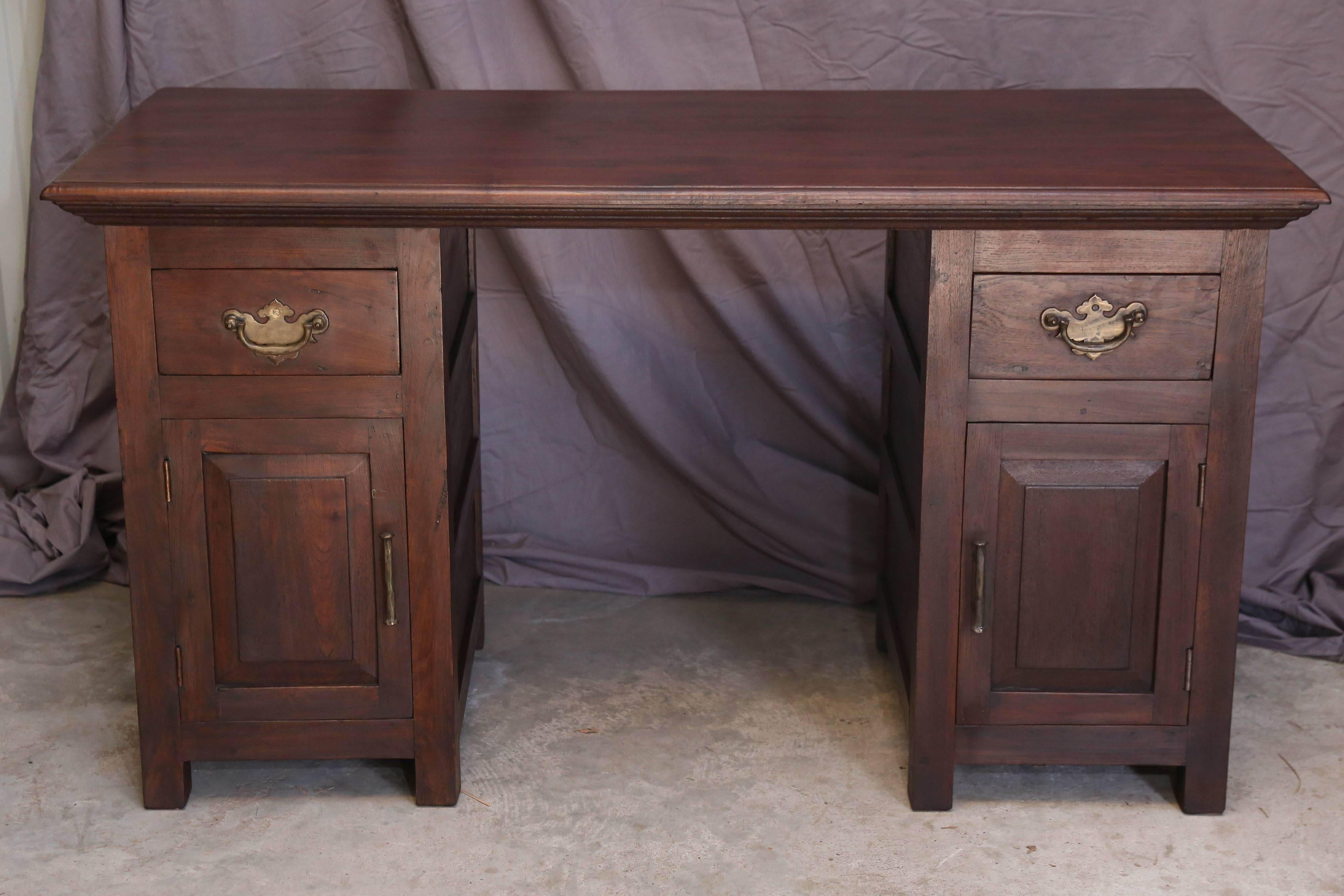 This desk is made up of three parts. Made of solid teak wood in the 1920s. Specially made for European ladies who worked in the coffee plantations in the Gallee district of Sri Lanka. Crafted in old world carpentry
with two upper drawers and two