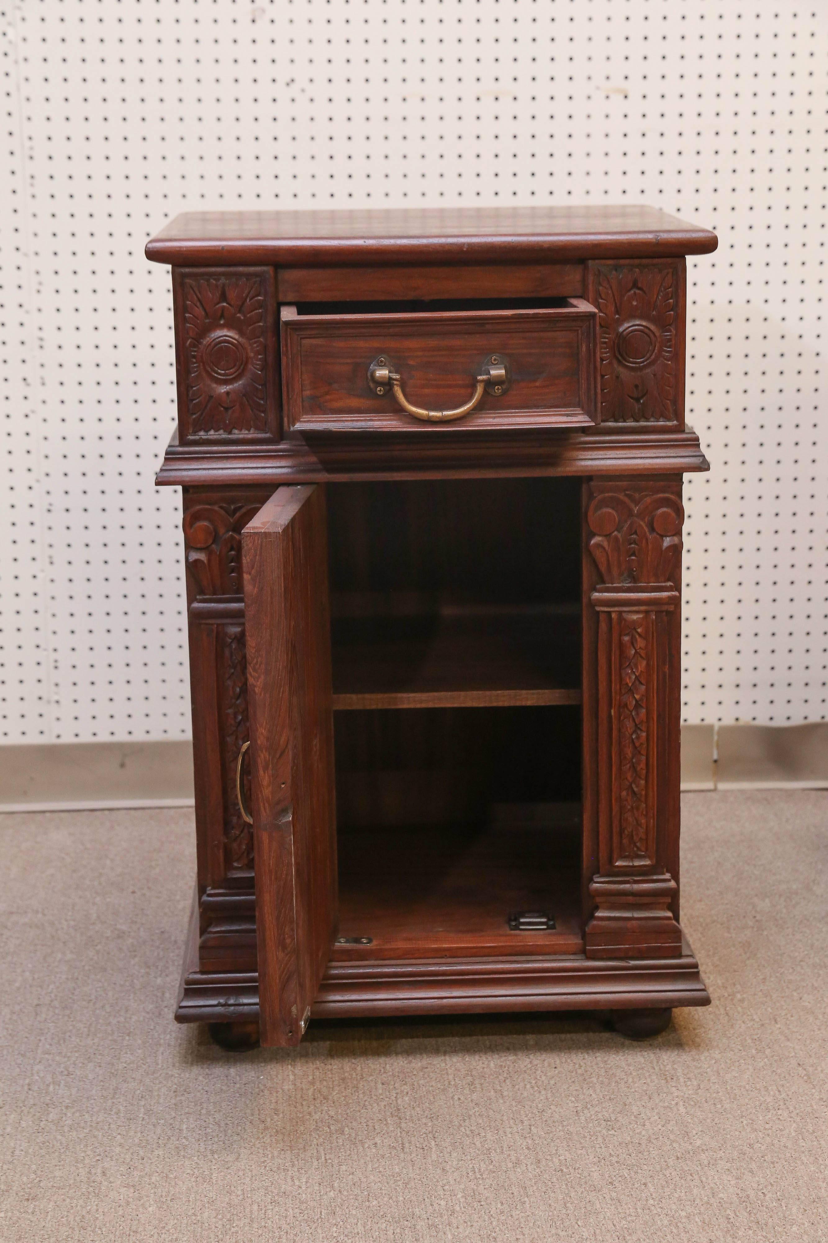 Pair of 1910s Solid Teak Wood Superbly Crafted British Colonial Nightstands In Excellent Condition In Houston, TX