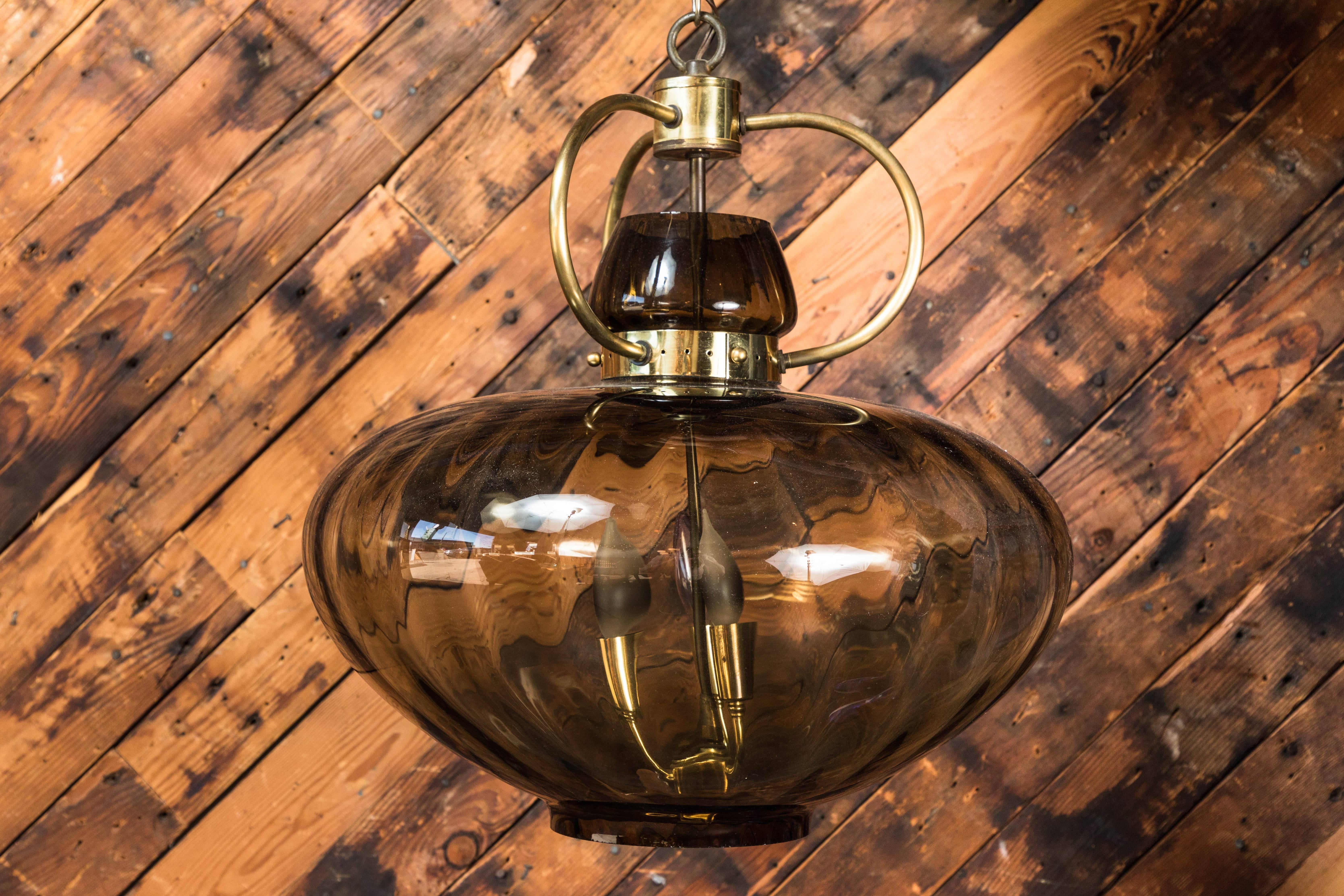 Mid-20th Century Elegant Hollywood Regency Midcentury Smoked Glass and Brass Hanging Light For Sale