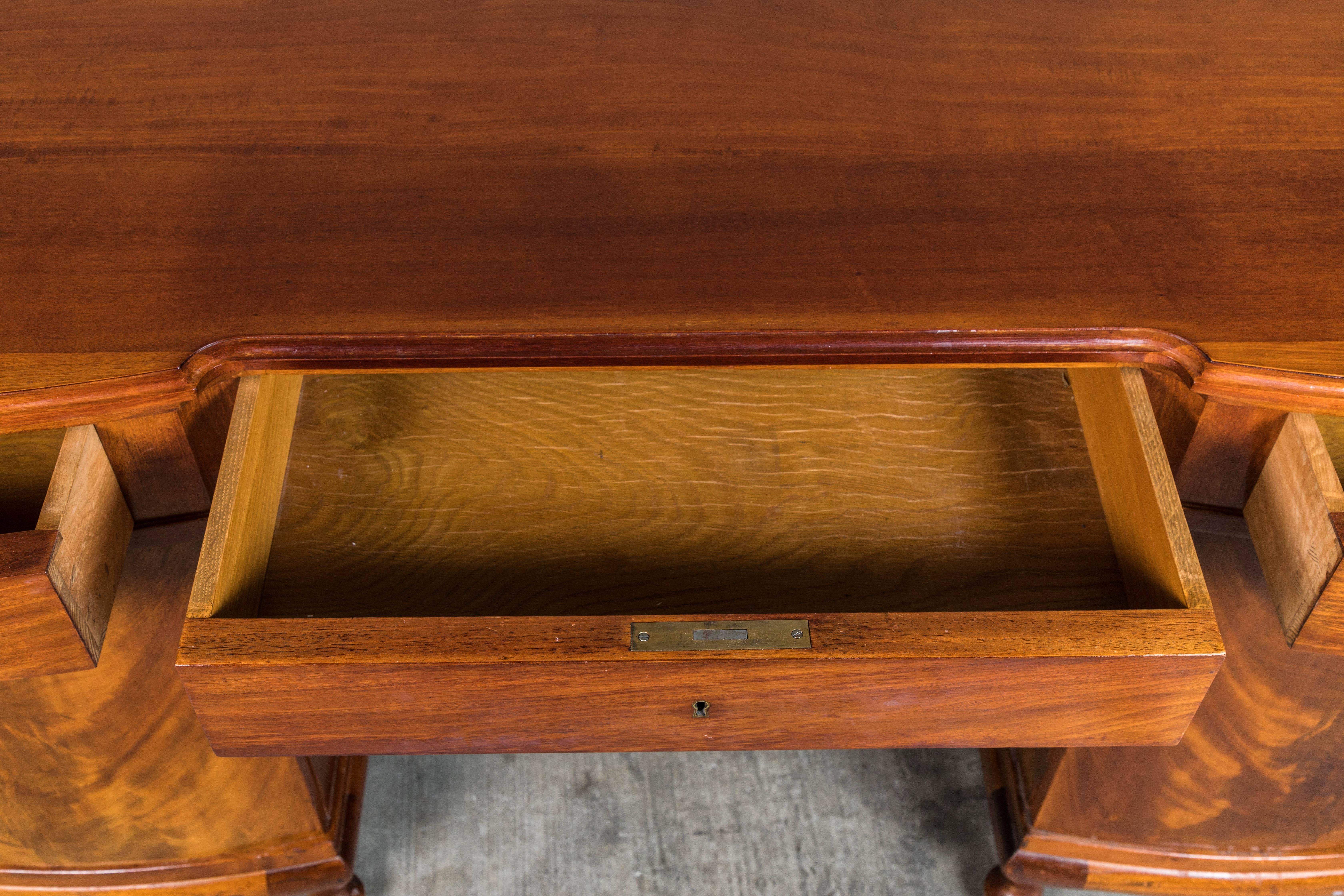 1940s Mahogany Desk In Excellent Condition In Pasadena, CA