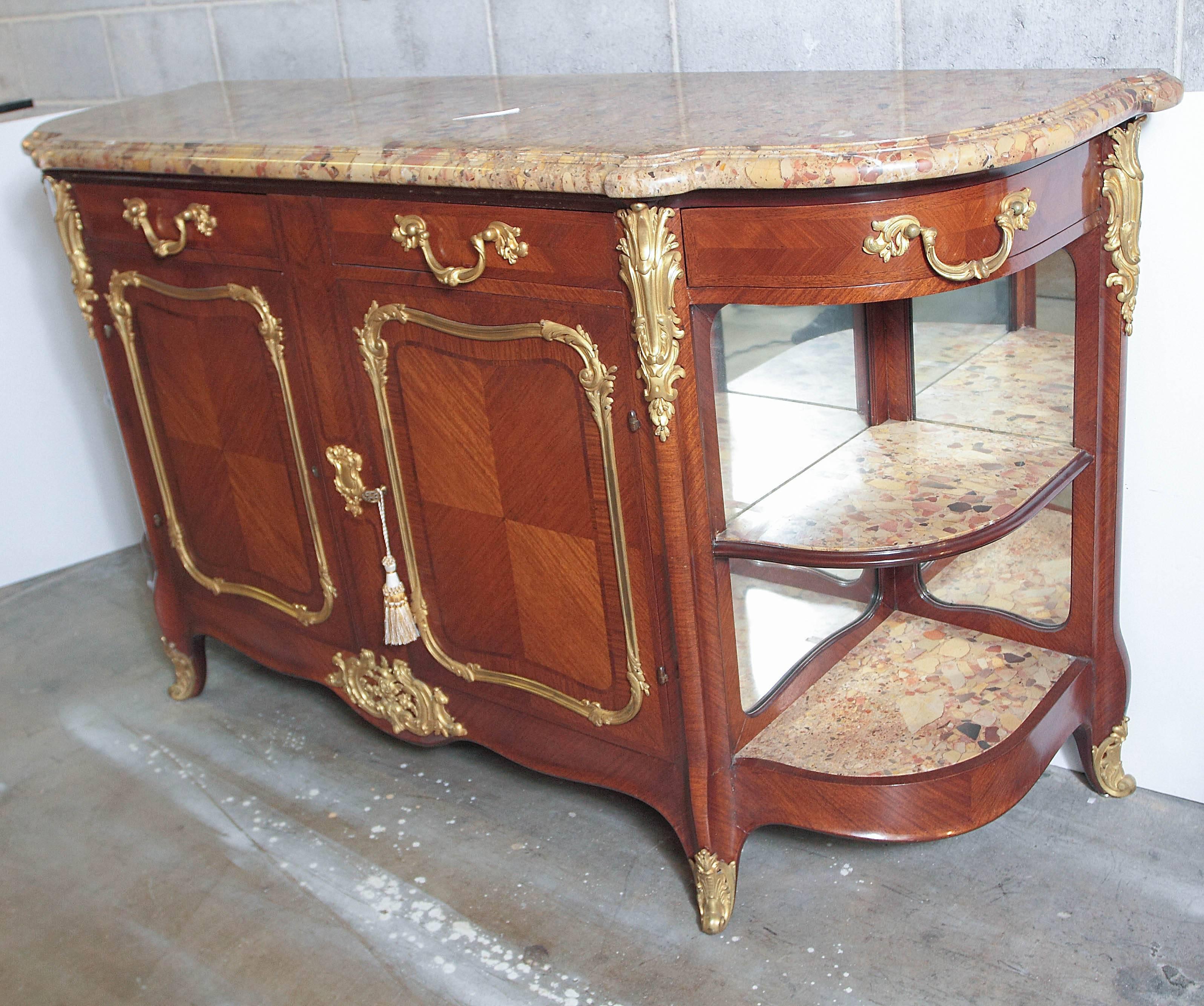 Feines Louis XV.-Buffet mit Marmorplatte aus dem 19. Jahrhundert (Vergoldet) im Angebot