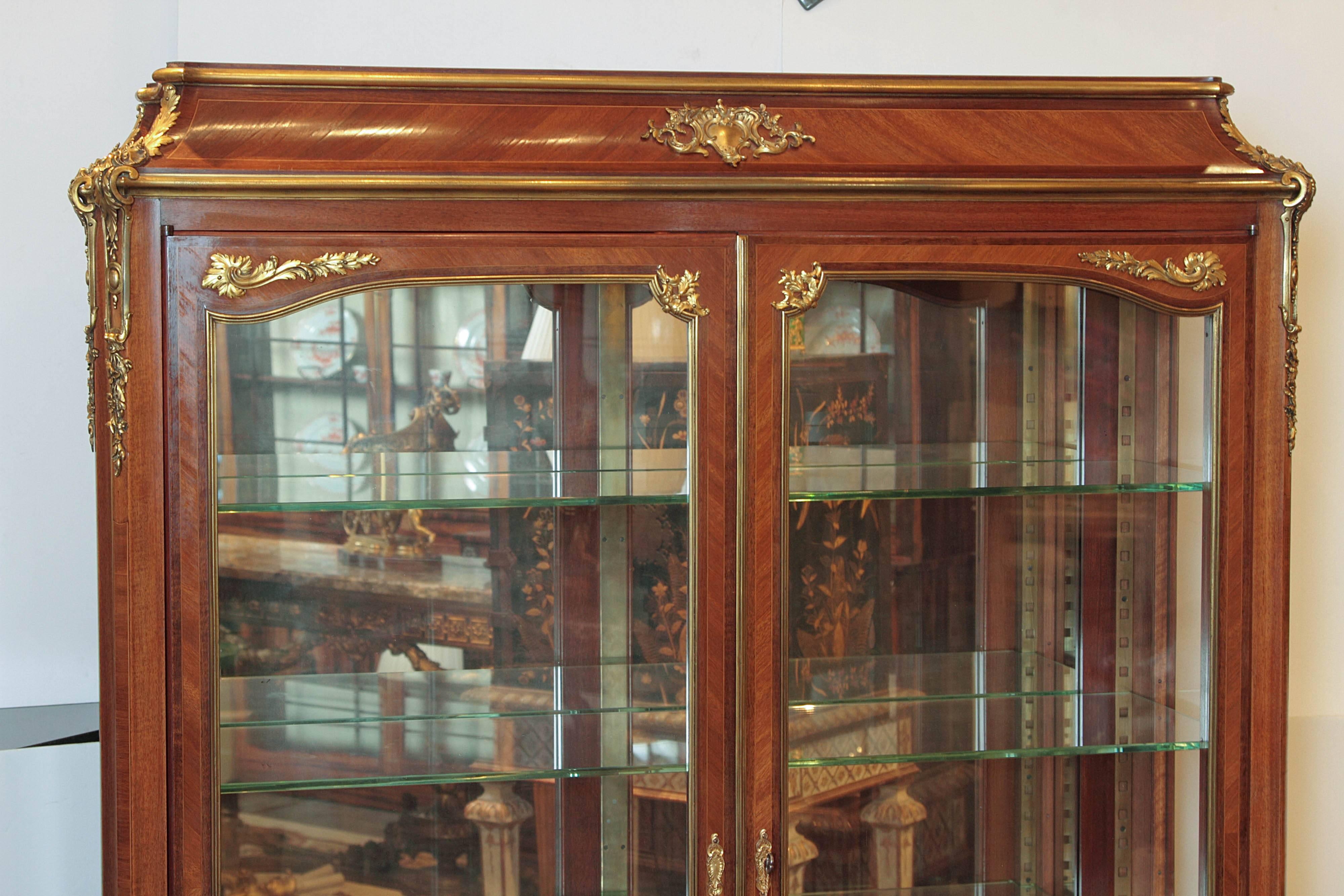 Louis XV Vitrine d'exposition raffinée du 19ème siècle signée G. Durand en vente
