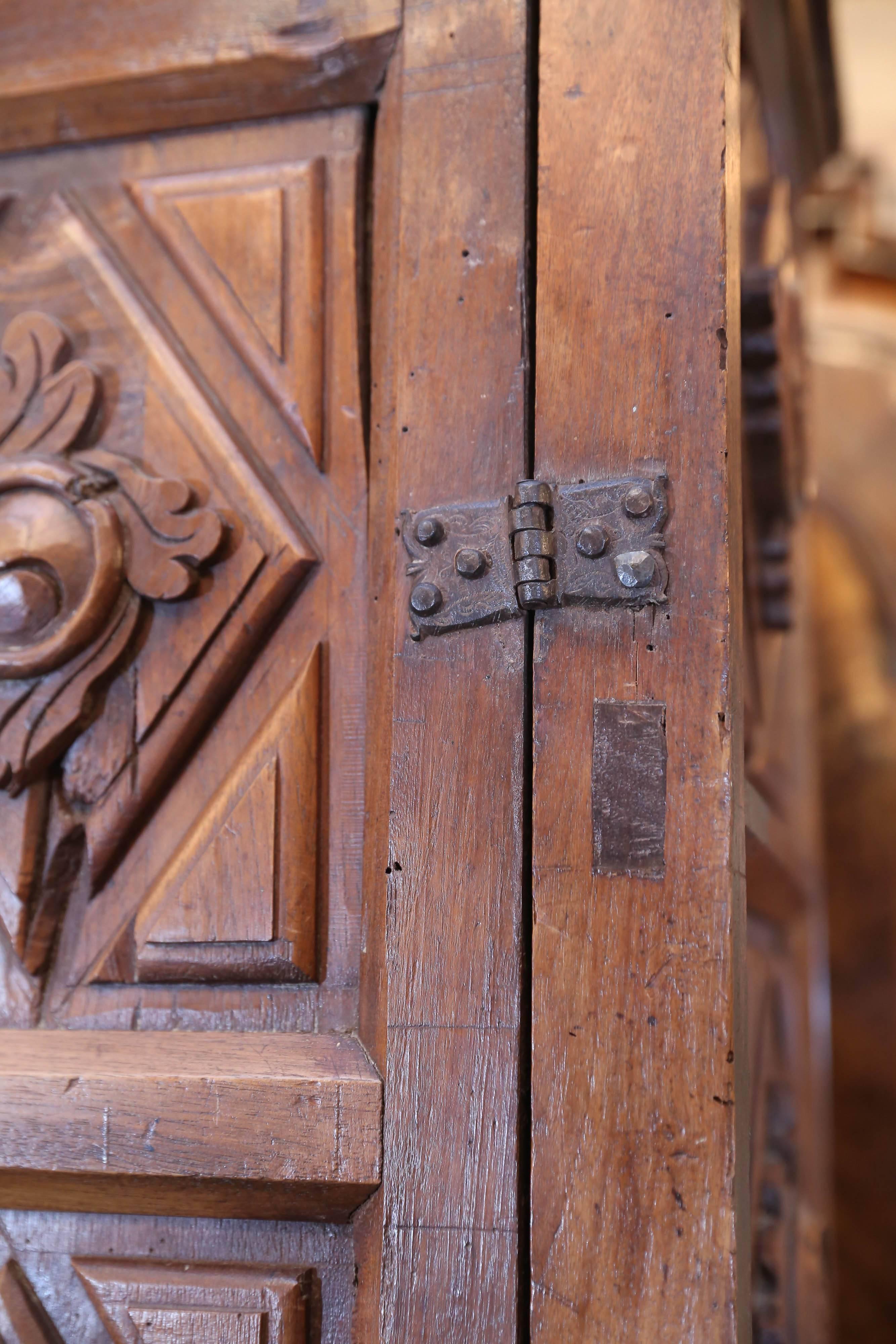 17th Century Carved Baroque Colonial English Oak Armoire For Sale 3