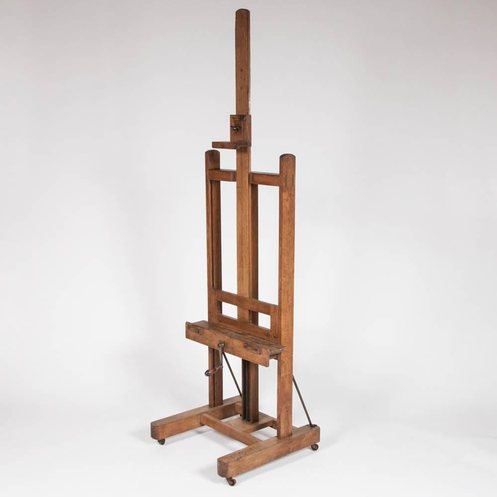 An early 20th century oak easel with rise and fall crank mechanism. 

At lowest the easels height is 166 cm.