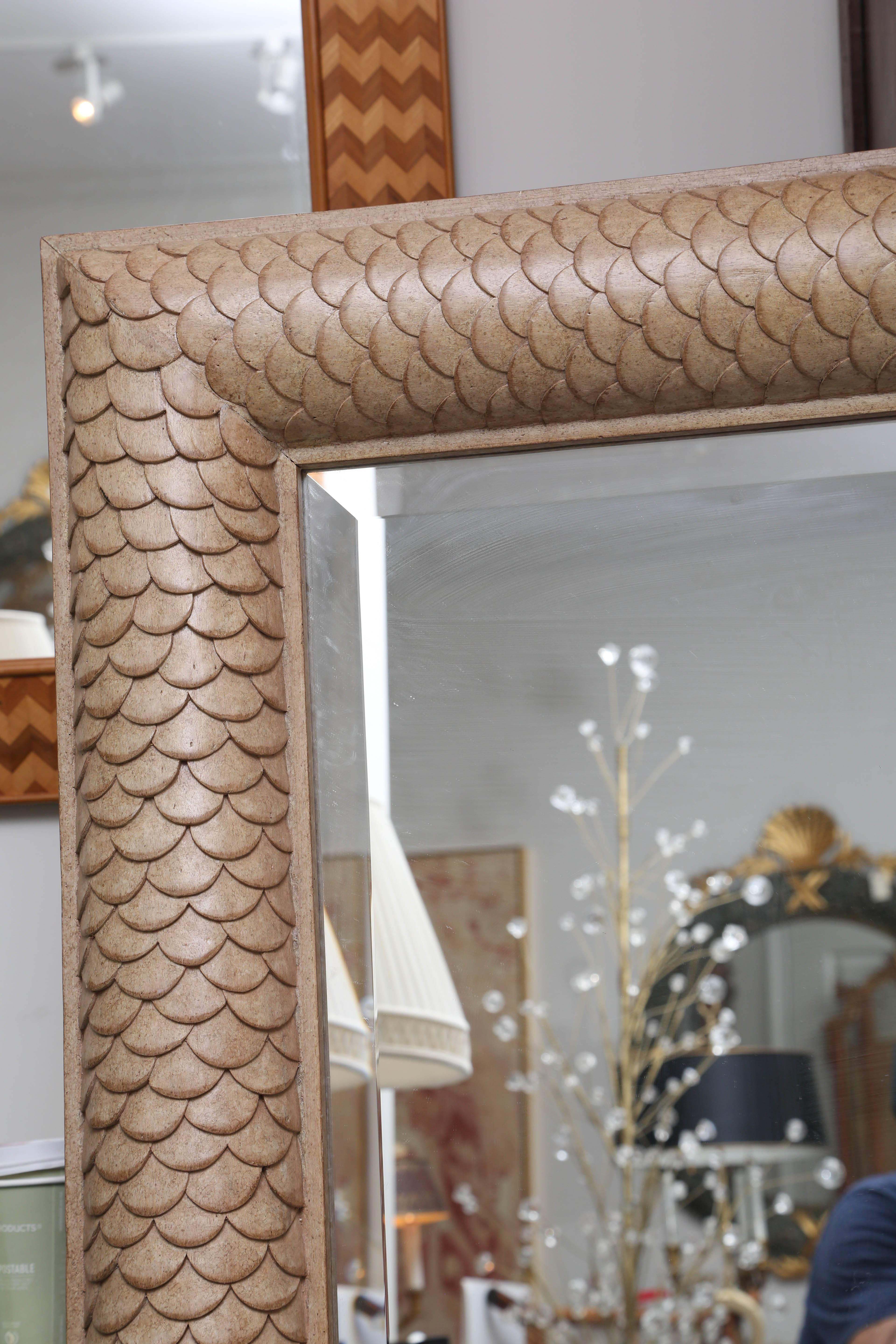 Beeindruckender, großformatiger Spiegel aus geschnitztem Holz.