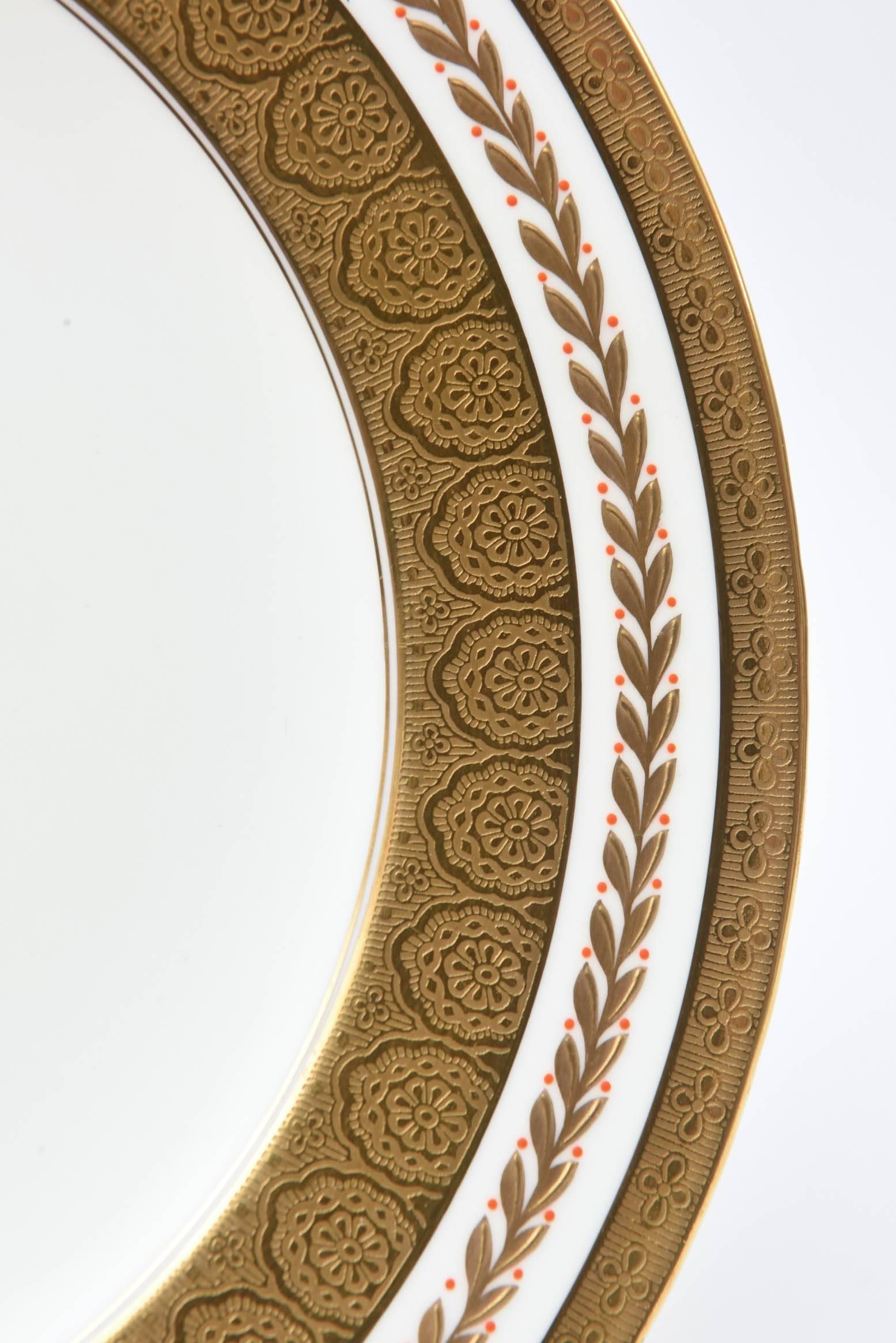12 Tiifany Dinner Plates with Classic Raised Gilt Laurel Leaf Design, Gilt Bands In Good Condition In West Palm Beach, FL