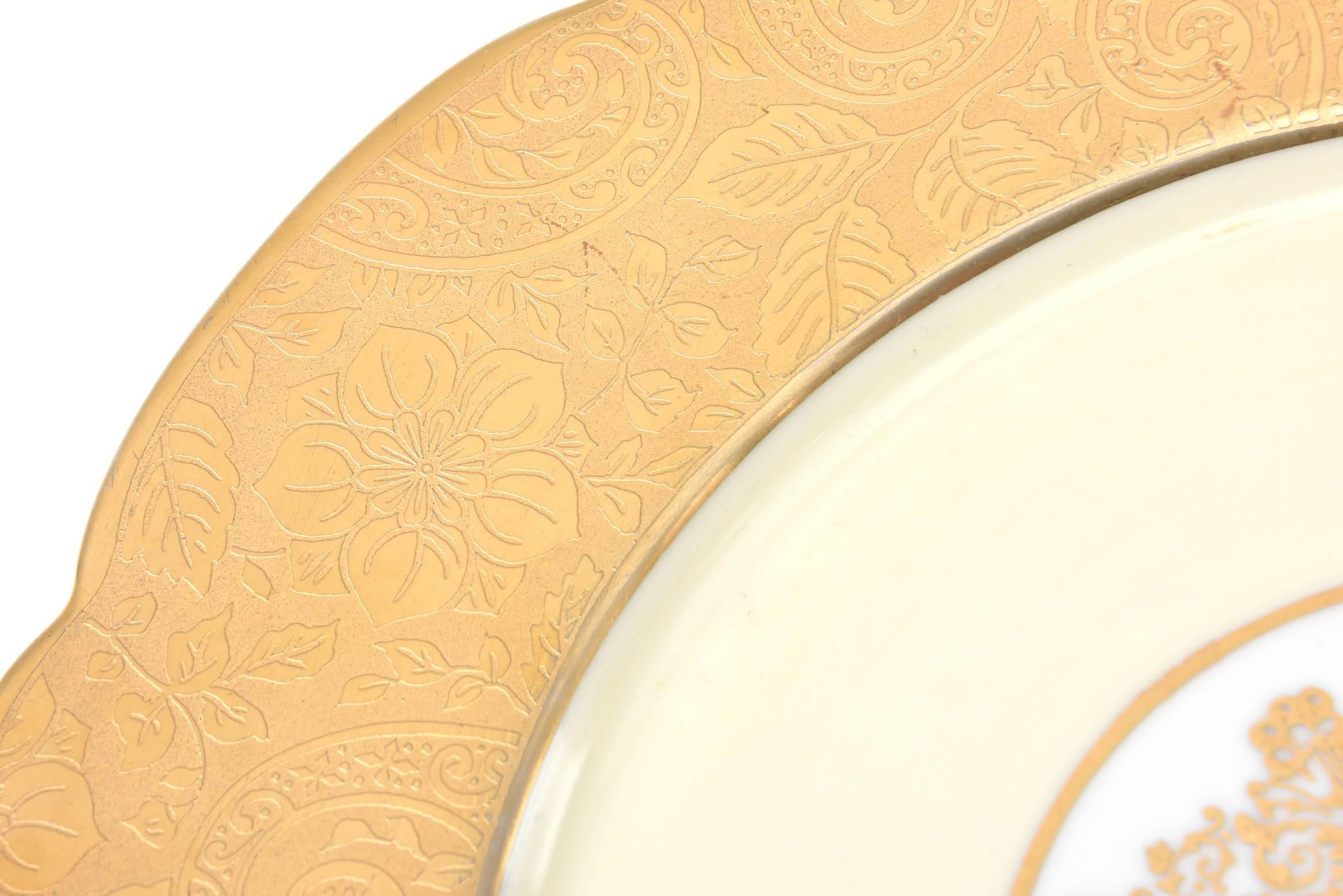 Gold 12 Elegant Presentation Plates, Antique with Center Medallion