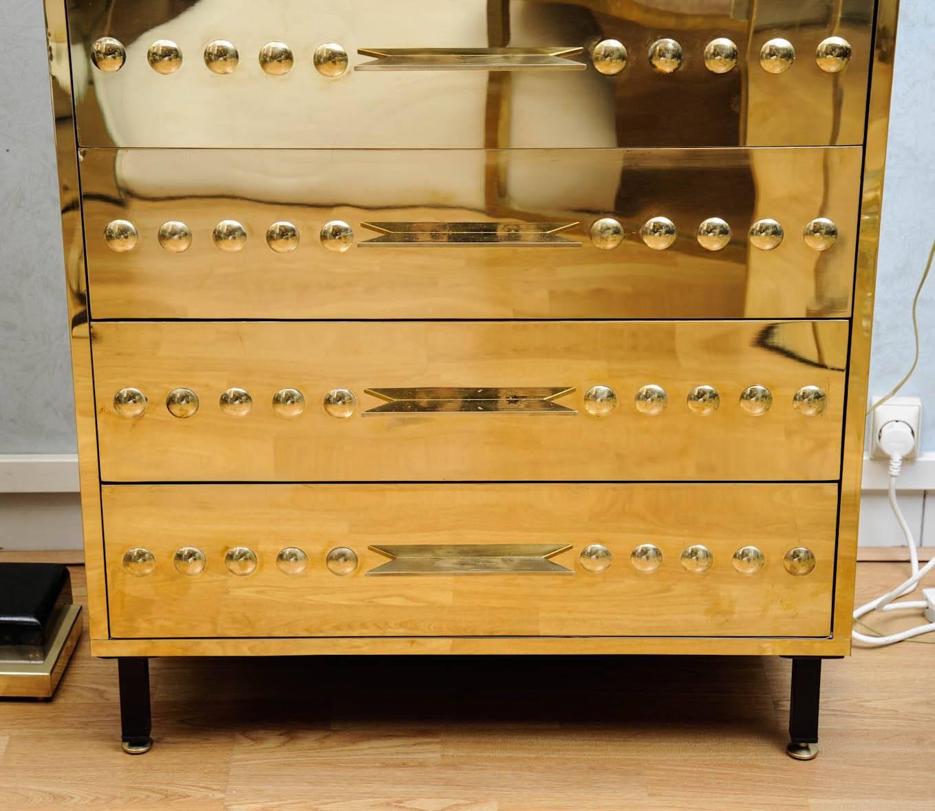 Chest of seven drawers in gold brass.
