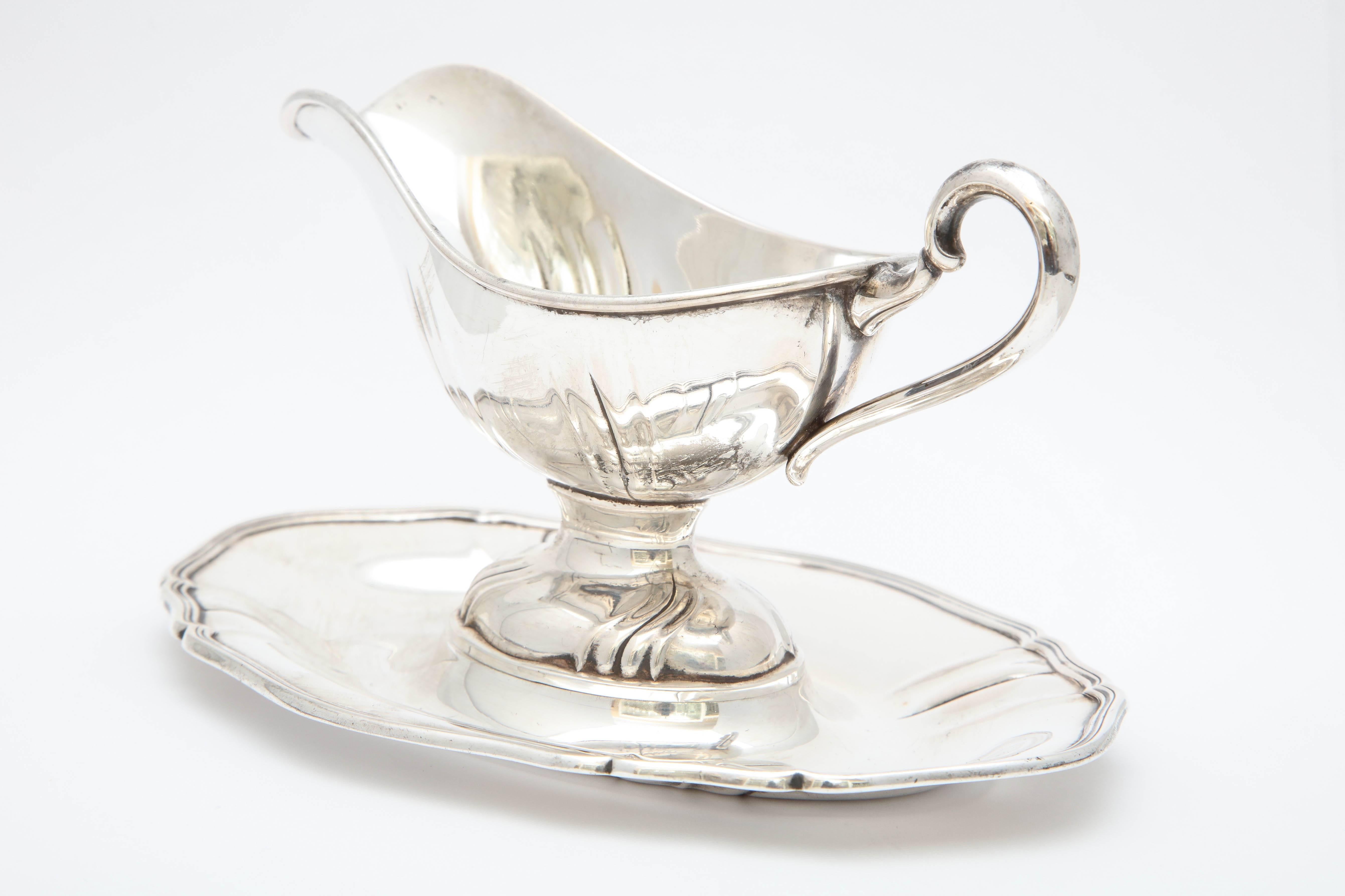 Continental Silver '.800' Victorian Style Sauce/Gravy Boat on Attached Tray In Good Condition For Sale In New York, NY