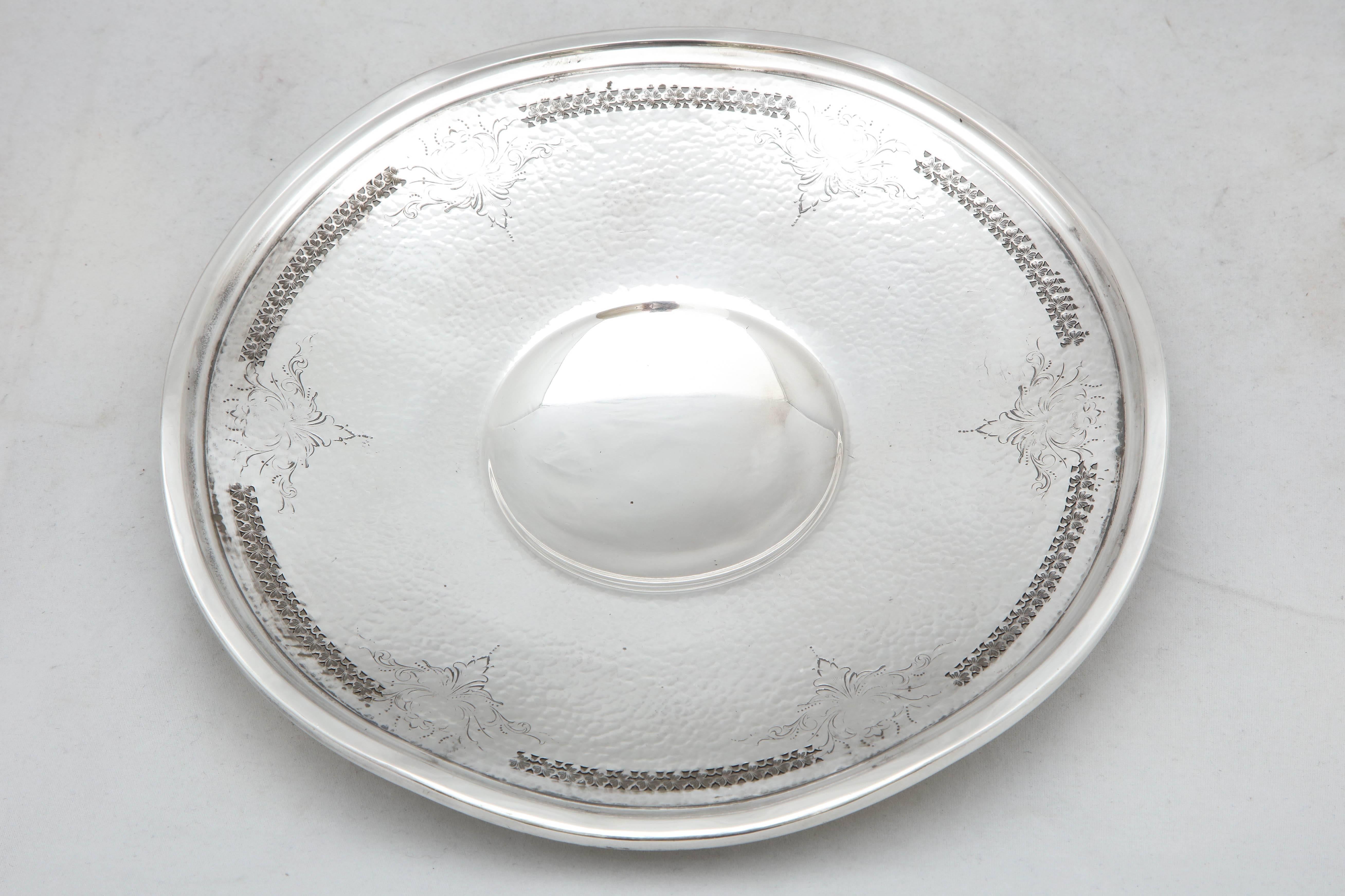 Pair of Art Deco Sterling Silver Hand-Hammered Pedestal Based Serving Platters In Good Condition For Sale In New York, NY