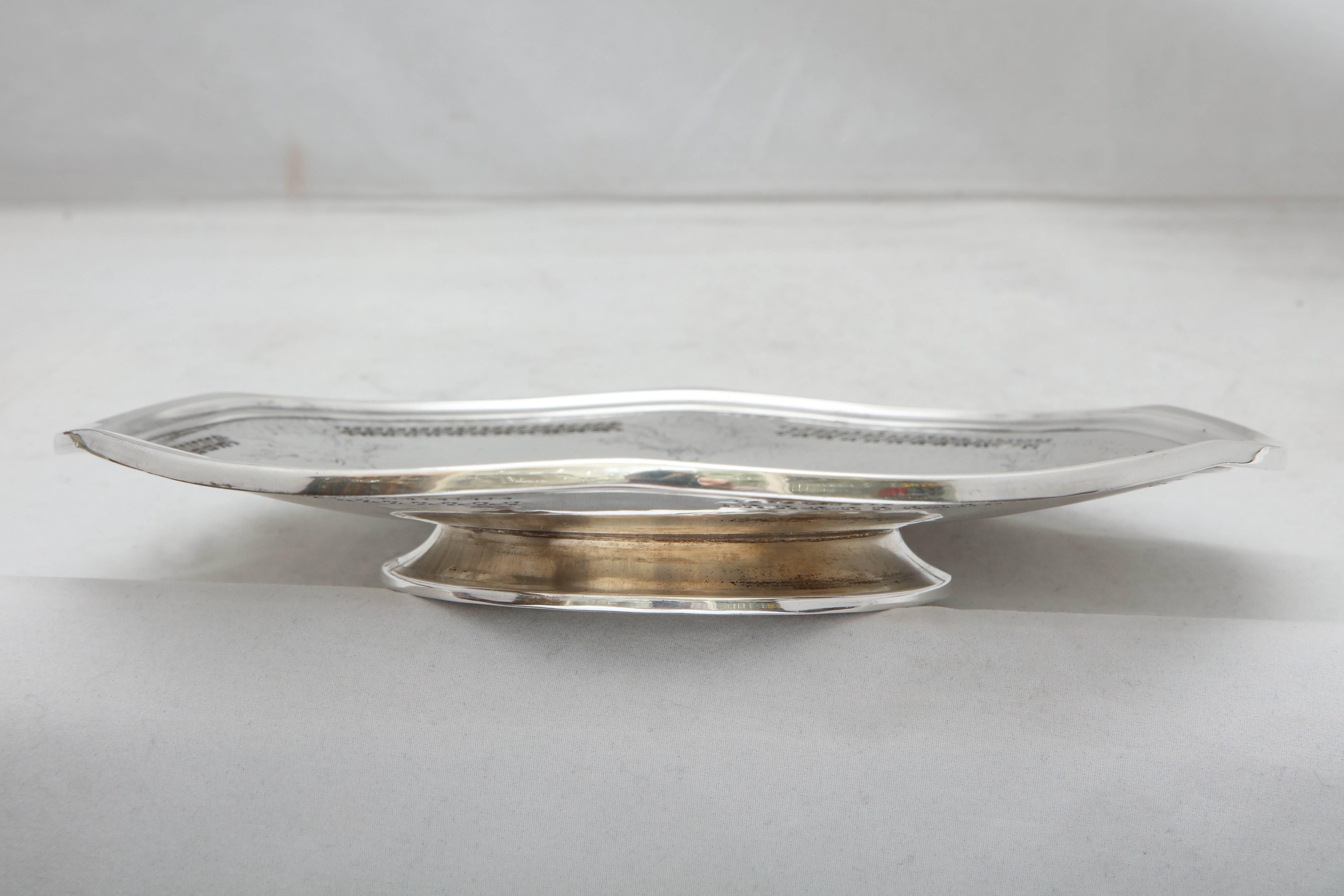 Pareja de fuentes Art Decó de plata de ley martillada a mano con base de pedestal en Bueno estado para la venta en New York, NY