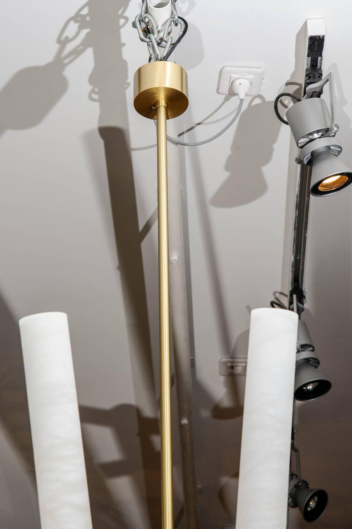 Italiano Lampadario Glustin Creation in ottone satinato e aste inclinate in alabastro in vendita