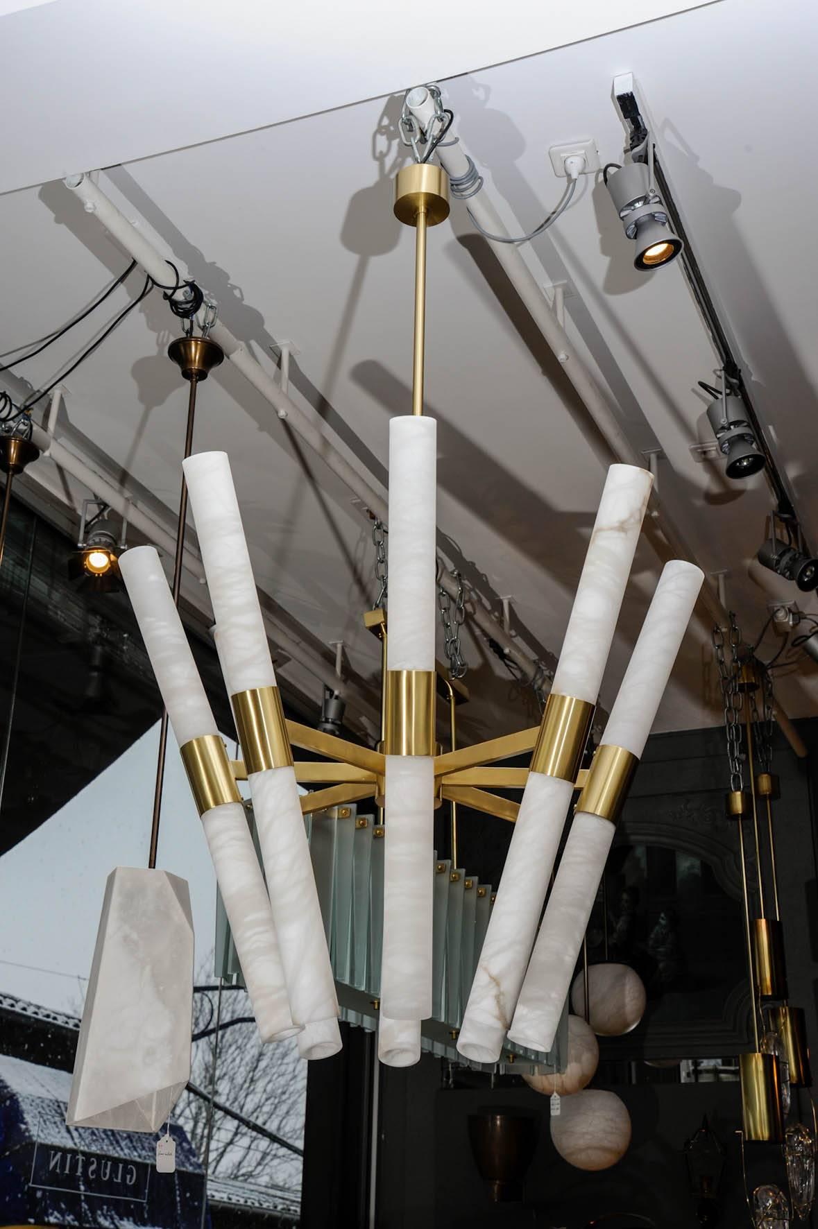 Ottone Lampadario Glustin Creation in ottone satinato e aste inclinate in alabastro in vendita