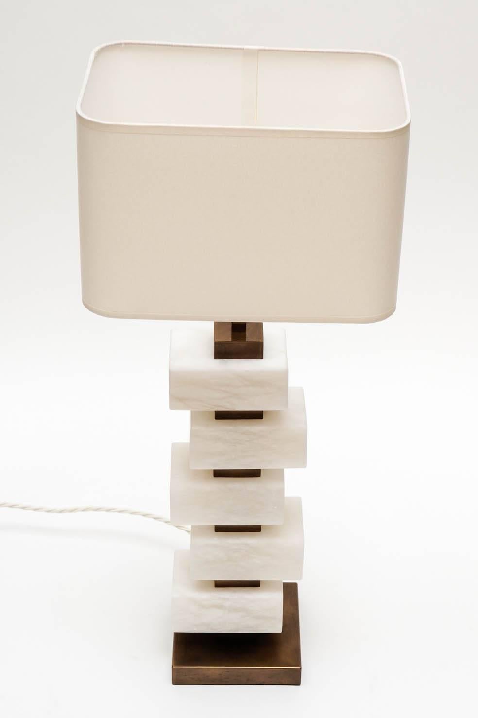 Moderne Paire de lampes de bureau en laiton et briques en albâtre Glustin Luminaires Creation en vente