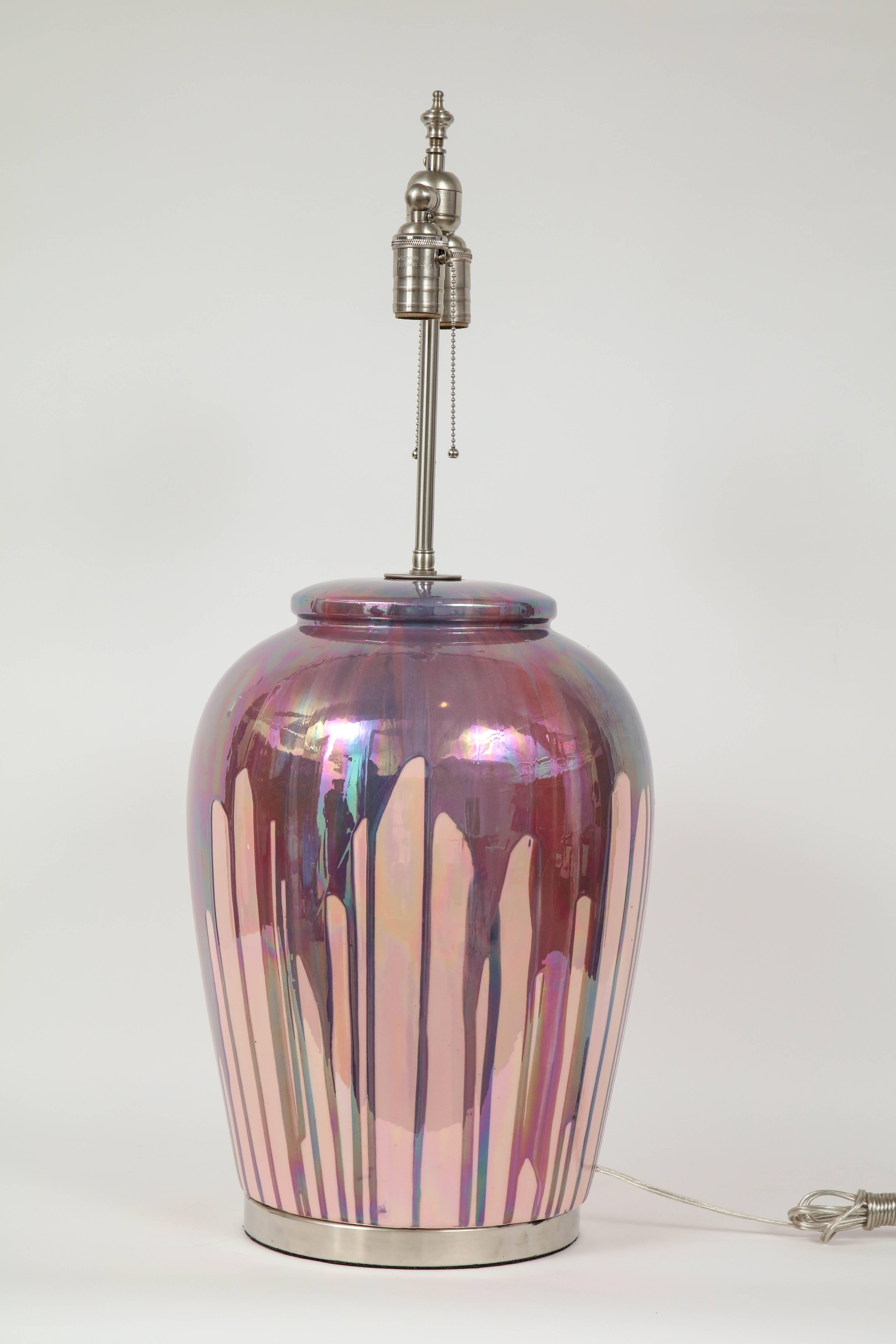Lampes de grande taille en porcelaine italienne émaillée du milieu du siècle dernier, de couleur blush ou rose, avec un glaçage irisé de couleur violette ou framboise, reposant sur des bases en nickel satiné. Recâblé pour une utilisation aux